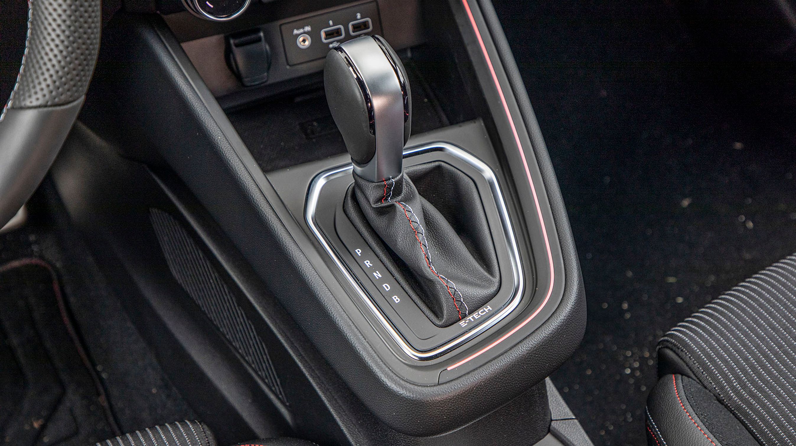 Gearstangen er mekanisk og skal på gammeldags maner flyttes fra P til D, når man ønsker at køre forlæns. Tilsvarende skal man selv sætte den i P, når turen er slut. E-TECH er navnet på Renaults hybridbiler.