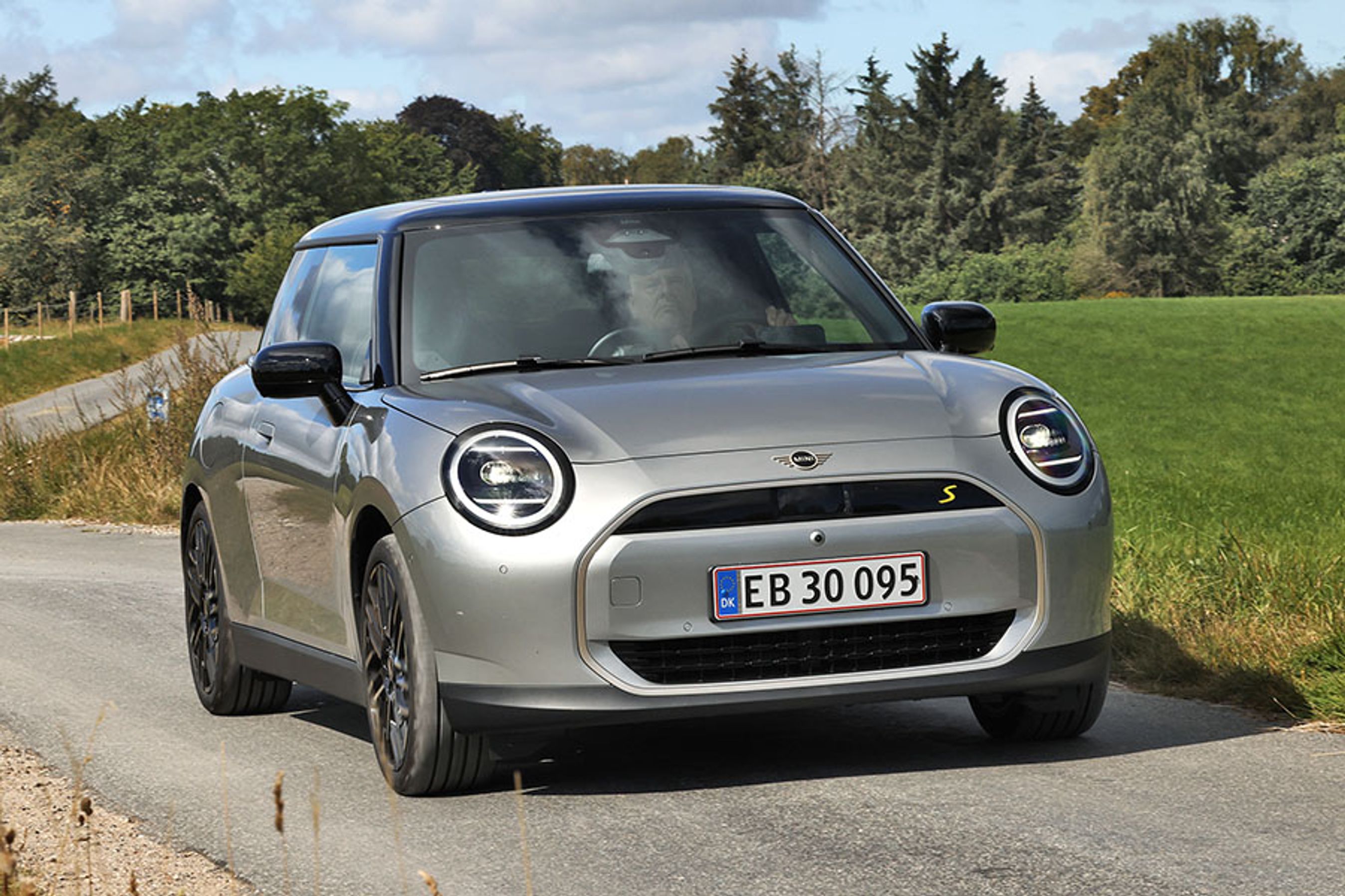 Den femte generation af den moderne Mini har fået et andet udtryk. Selvom forlygterne er runde, har den ikke samme nuttede udtryk, som Minierne har været kendt for. LED-forlygterne har adaptiv teknologi på nærlyset. 