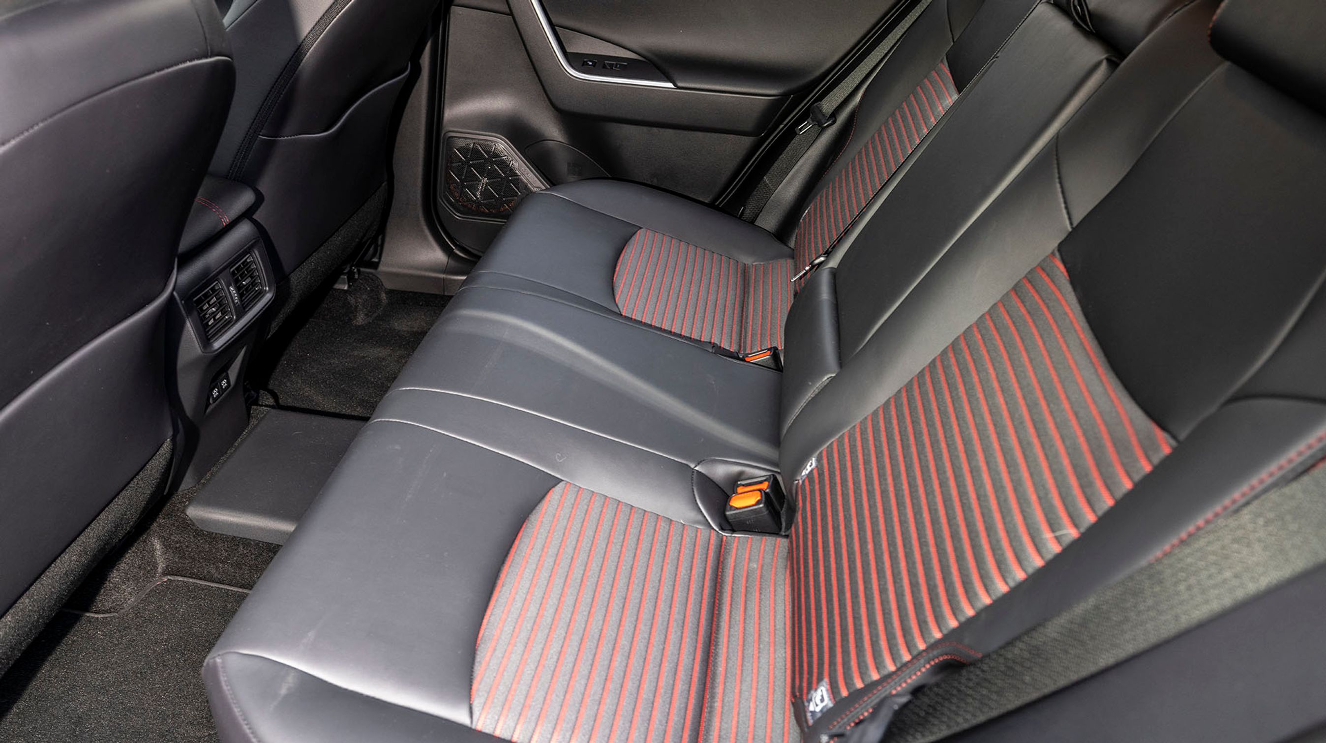 Der er fremragende med plads ved bagsædet, der rummer tre siddepladser. Der er friskluftdyser mellem forsæderne, og i dørene kan man tænde for sædevarmen. Bemærk, at gulvet er næsten plant.