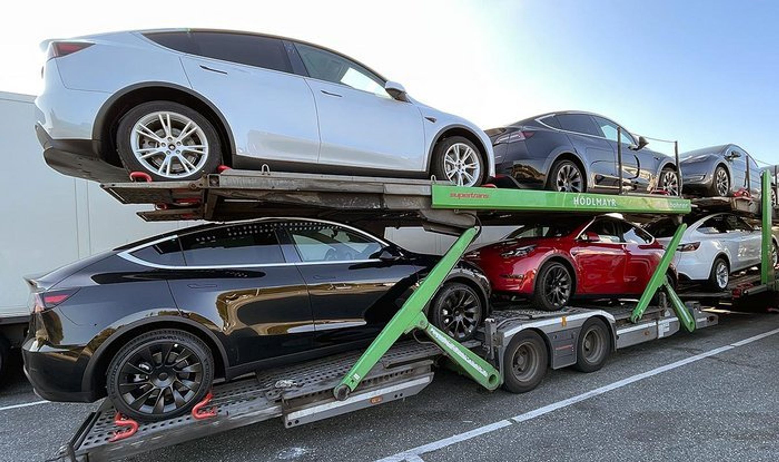 Den netop lancerede Tesla Y blev den næstmest indregistrerede bil i september og elbil nr. ét. I Norge, hvor disse biler formentlig er på vej til, blev der indregistreret 3.500 Model Y i september.