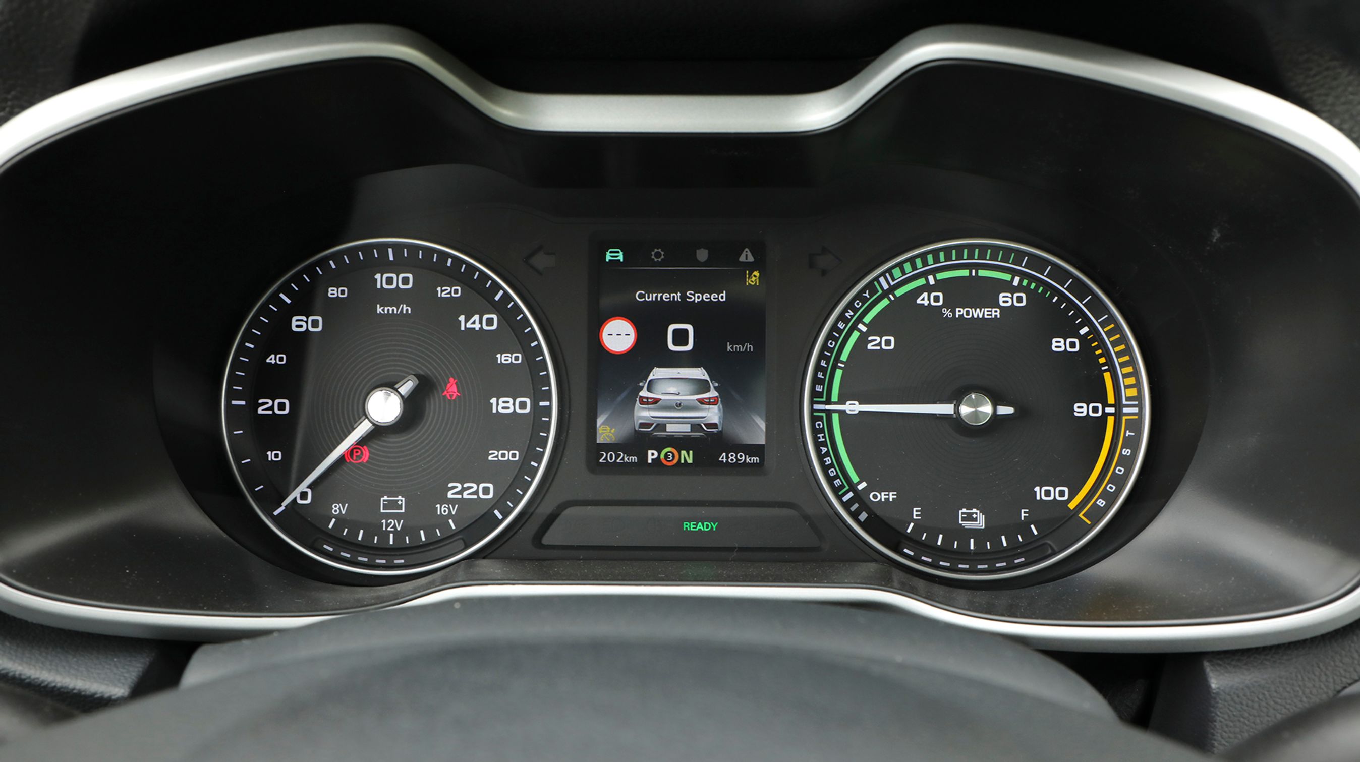 Instrumenterne er tydelige, men det store display i midten kan modsat den store skærm til navigationsanlægget ikke skrive danske menuer.