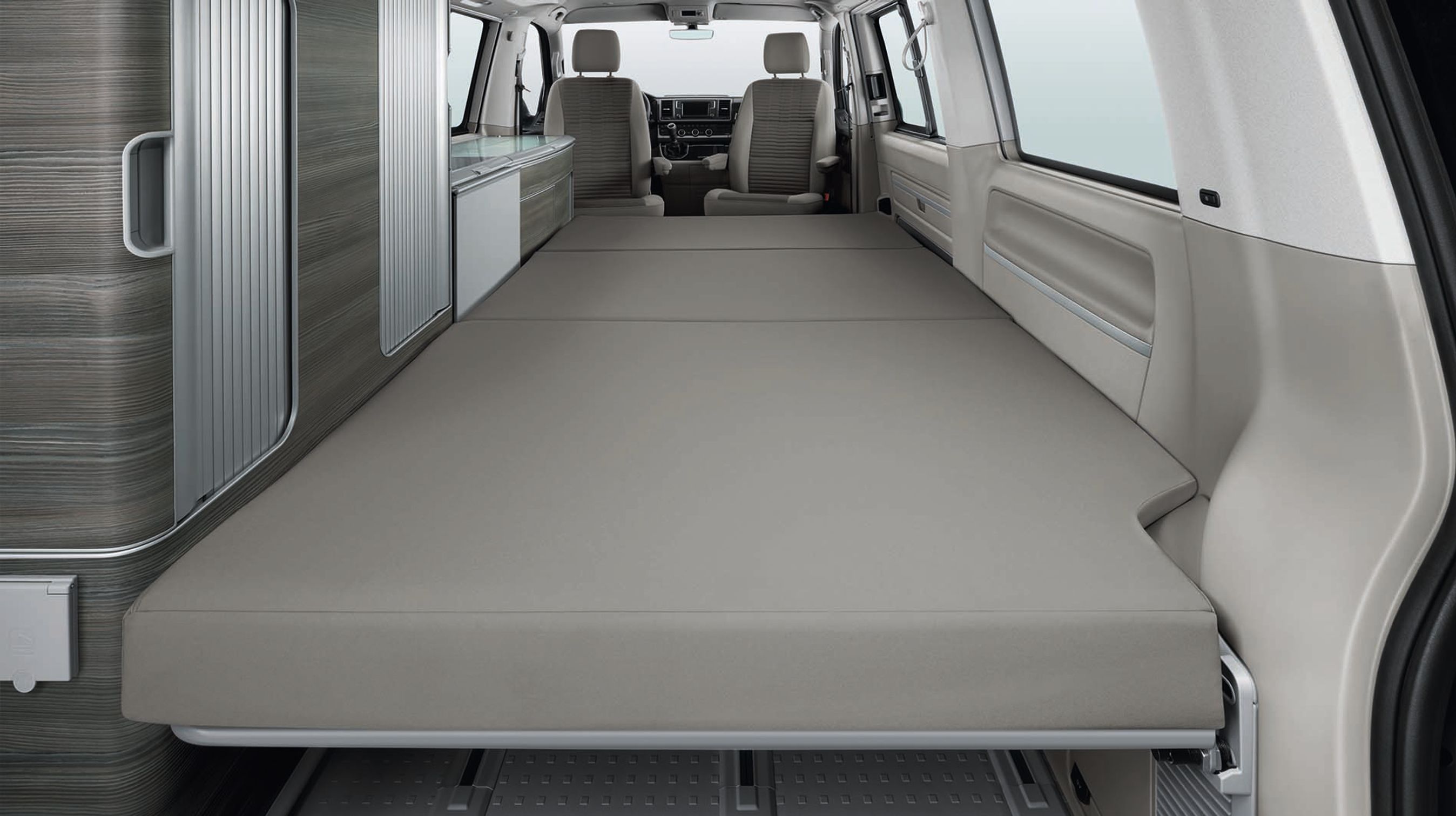 Man kan omdanne bagsædet til en seng forneden. Den måler ca. 120x200. Sengen foroven er en smule smallere.