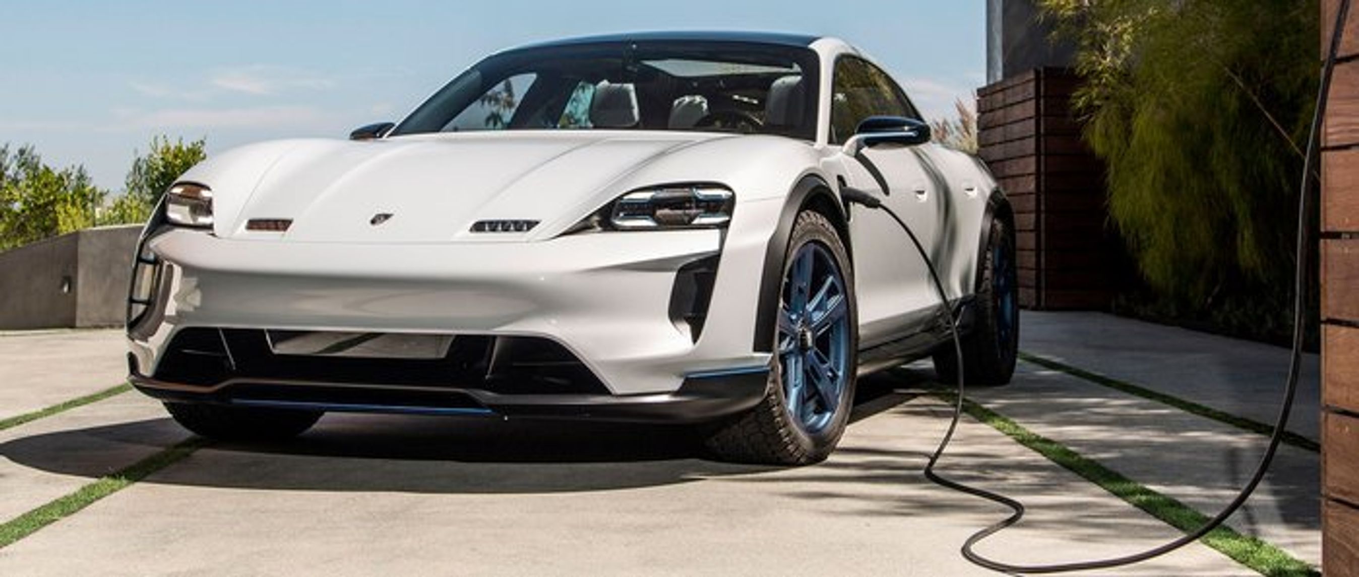 Taycan kom i januar, og den får til efteråret selskab af endnu en elbil, Taycan Cross Turismo.