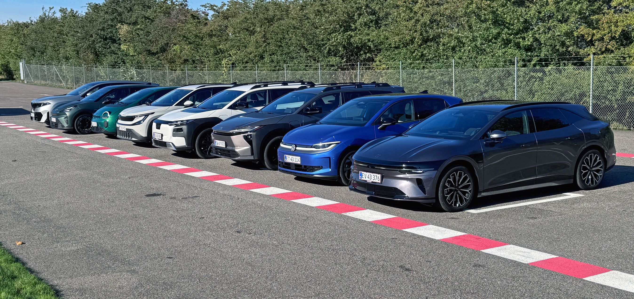 8 biler på række.