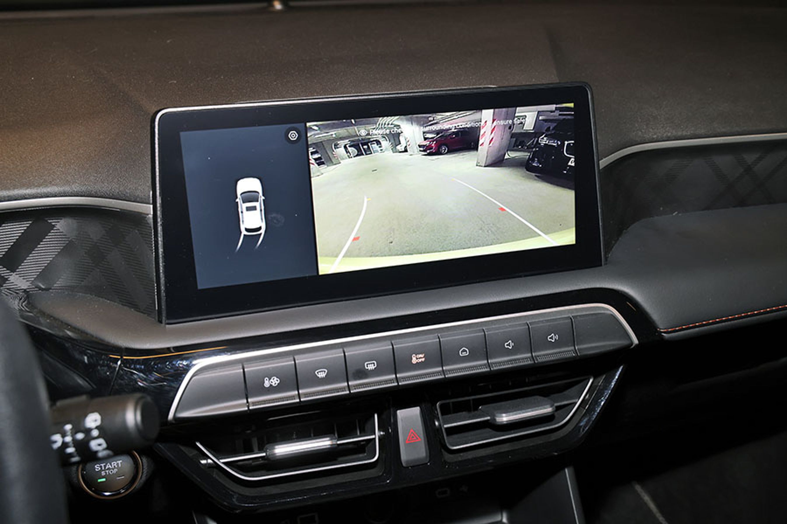 Bakkameraet er standard, og det viser dynamiske hjælpelinjer, der følger ratudslaget. Opløsningen er fin og supplerer fint det noget begrænsede udsyn i bakspejlet.