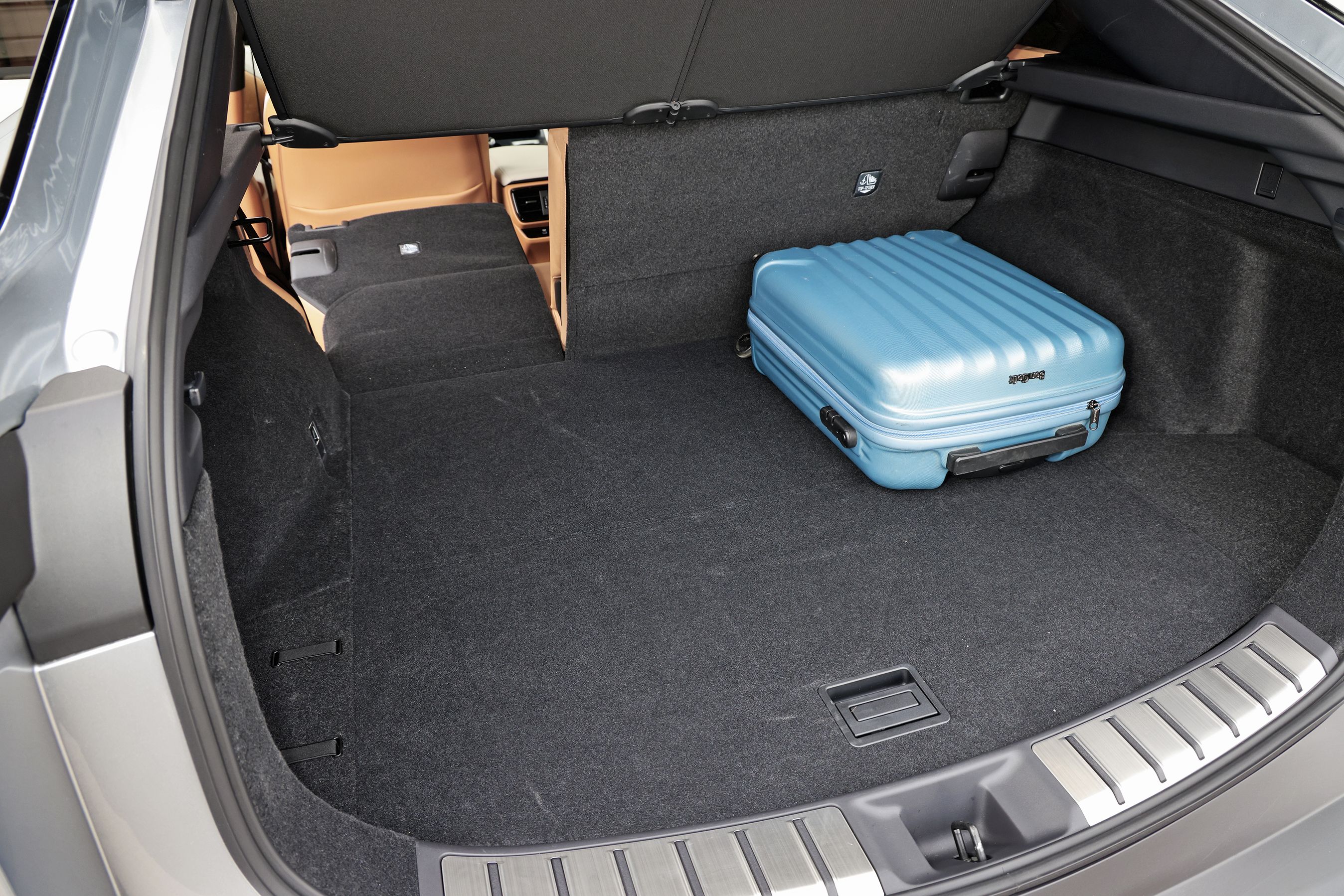 Bagagerum med blå kuffert i en Lexus RZ