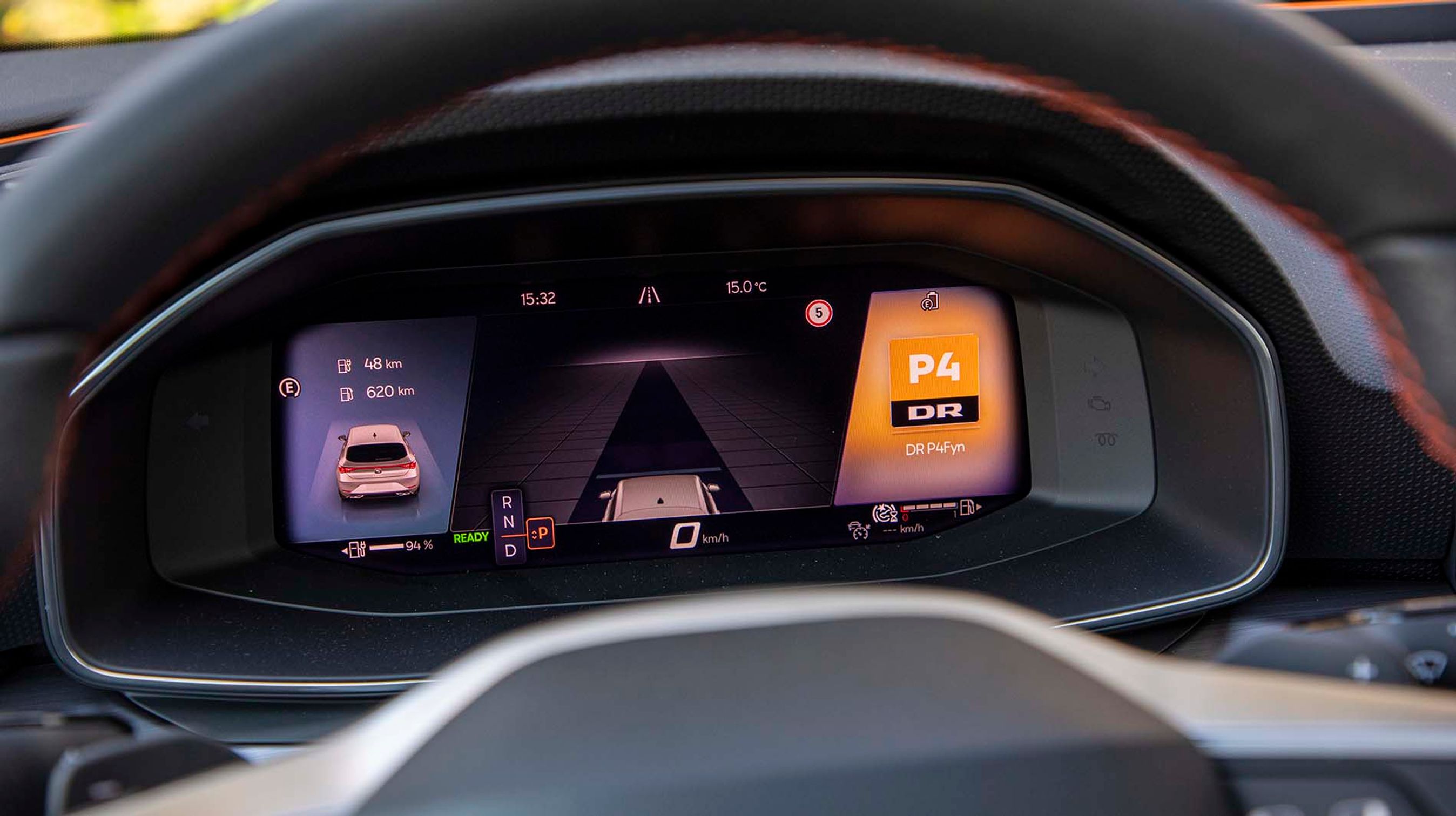 Instrumenthuset består af en 10,25-tommers skærm, der kan indstilles i flere visninger og farver, så man på den måde kan få de informationer frem, man helst vil se på under kørslen.