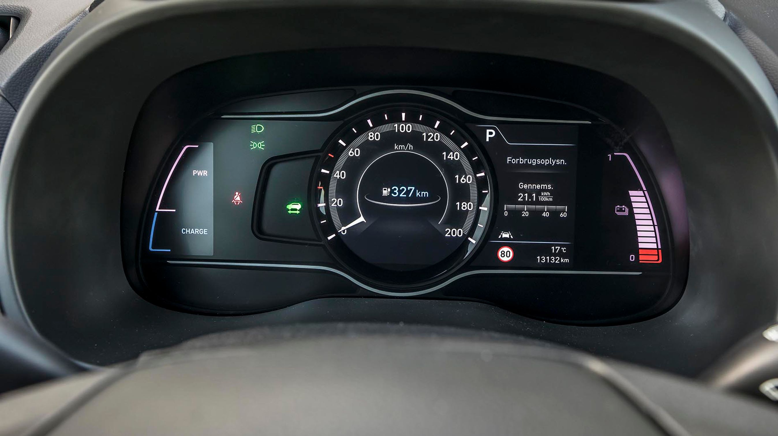 Rækkevidden på batteriet er i centrum på bilens instrumenter, der, selvom det er digitalt, minder meget om analoge instrumenter.