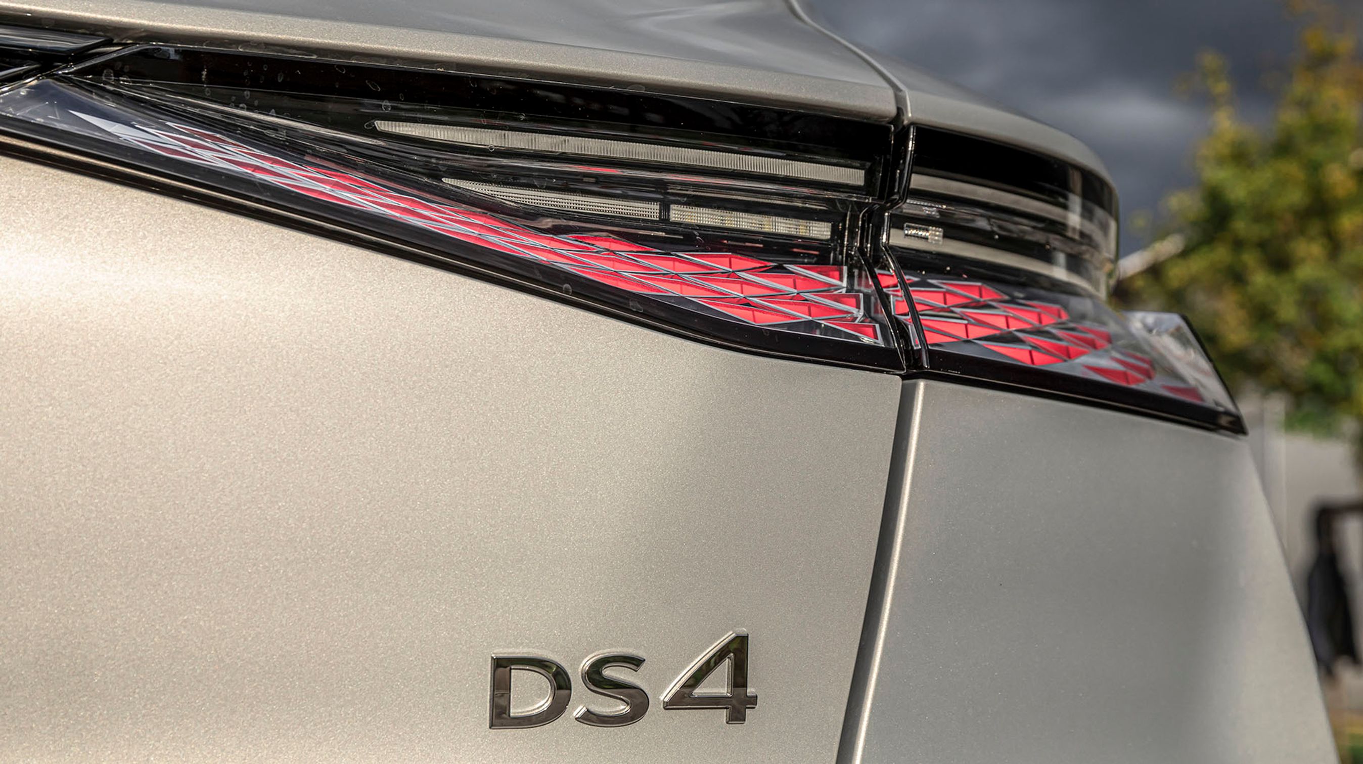 DS 4 er sidste nye bilmodel fra DS. Tidligere i år er den større DS 9 blevet fremvist, og desuden omfatter modelprogrammet de to SUV’ere DS 3 og DS 7.