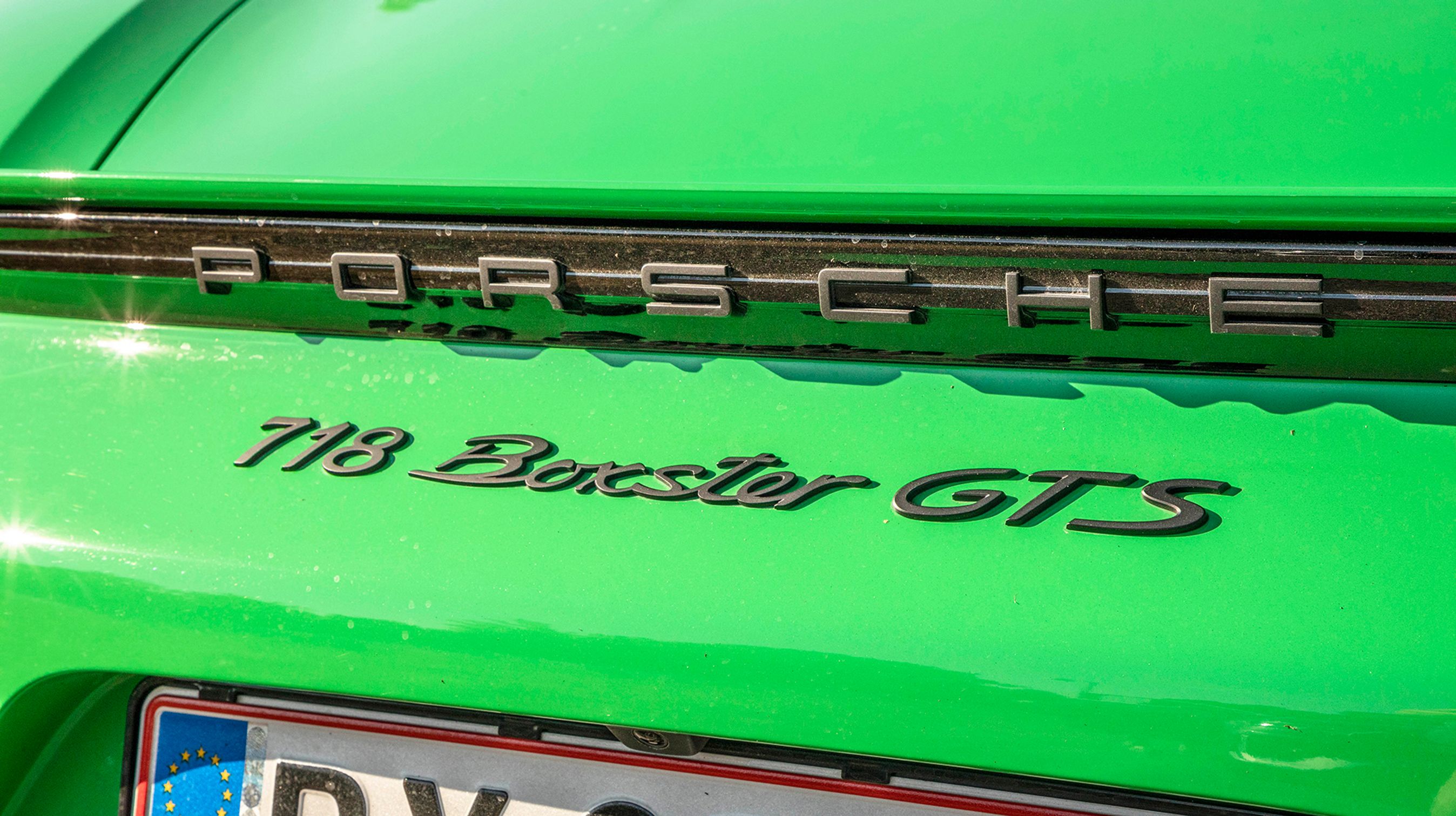 Den nyeste generation af Boxster hedder også 718 for at ære en firecylindret racerbil fra slutningen af 50’erne. Den var en videreudvikling af 550 Spyder-modellen, der bl.a. blev kendt som bilen, James Dean kørte galt i.