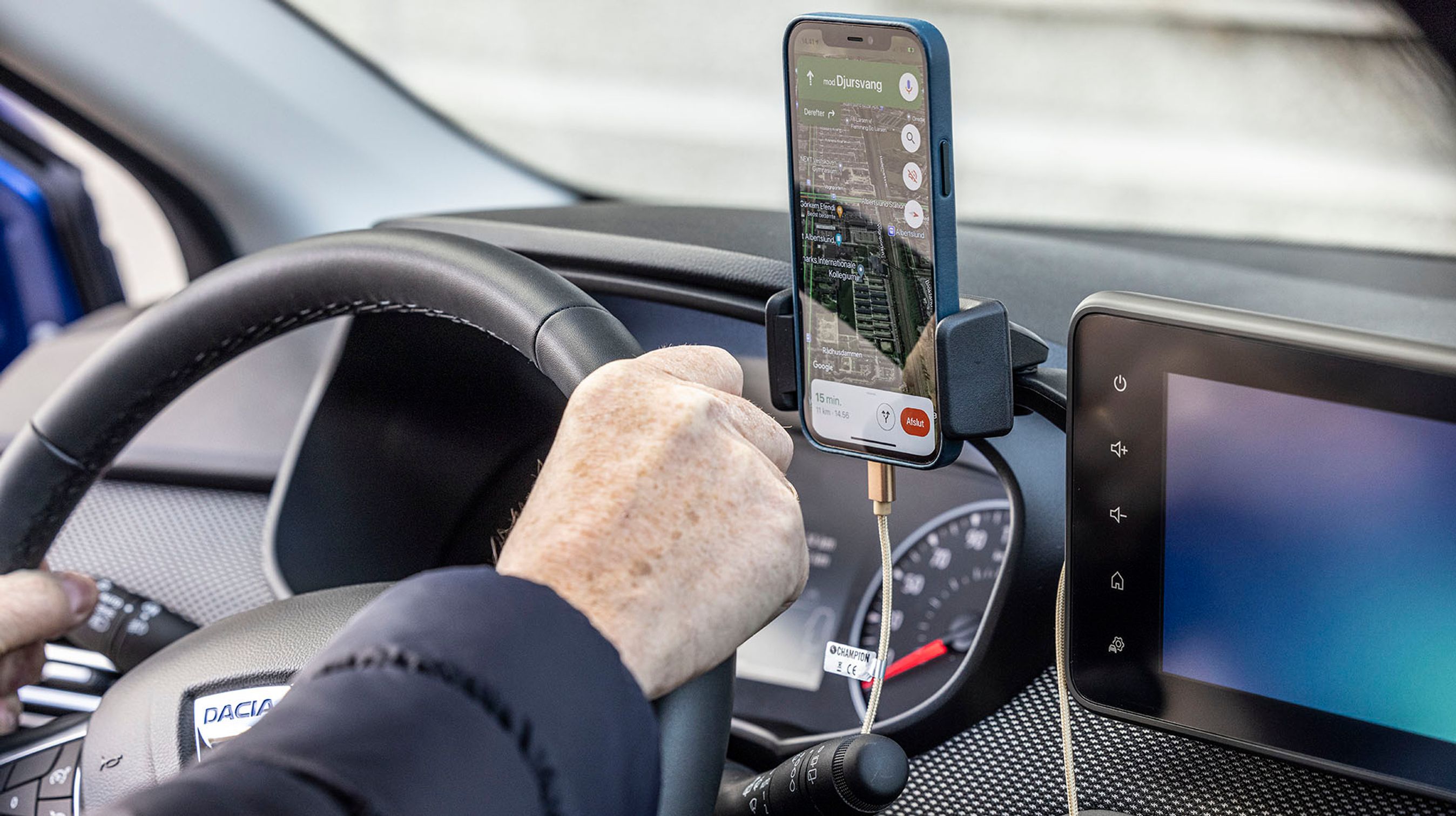Man kan benytte mobiltelefonens eget navigationsanlæg, hvis man ikke vil benytte sig af Apple CarPlay eller Android Auto. Det er faktisk lovligt, og en fin løsning.