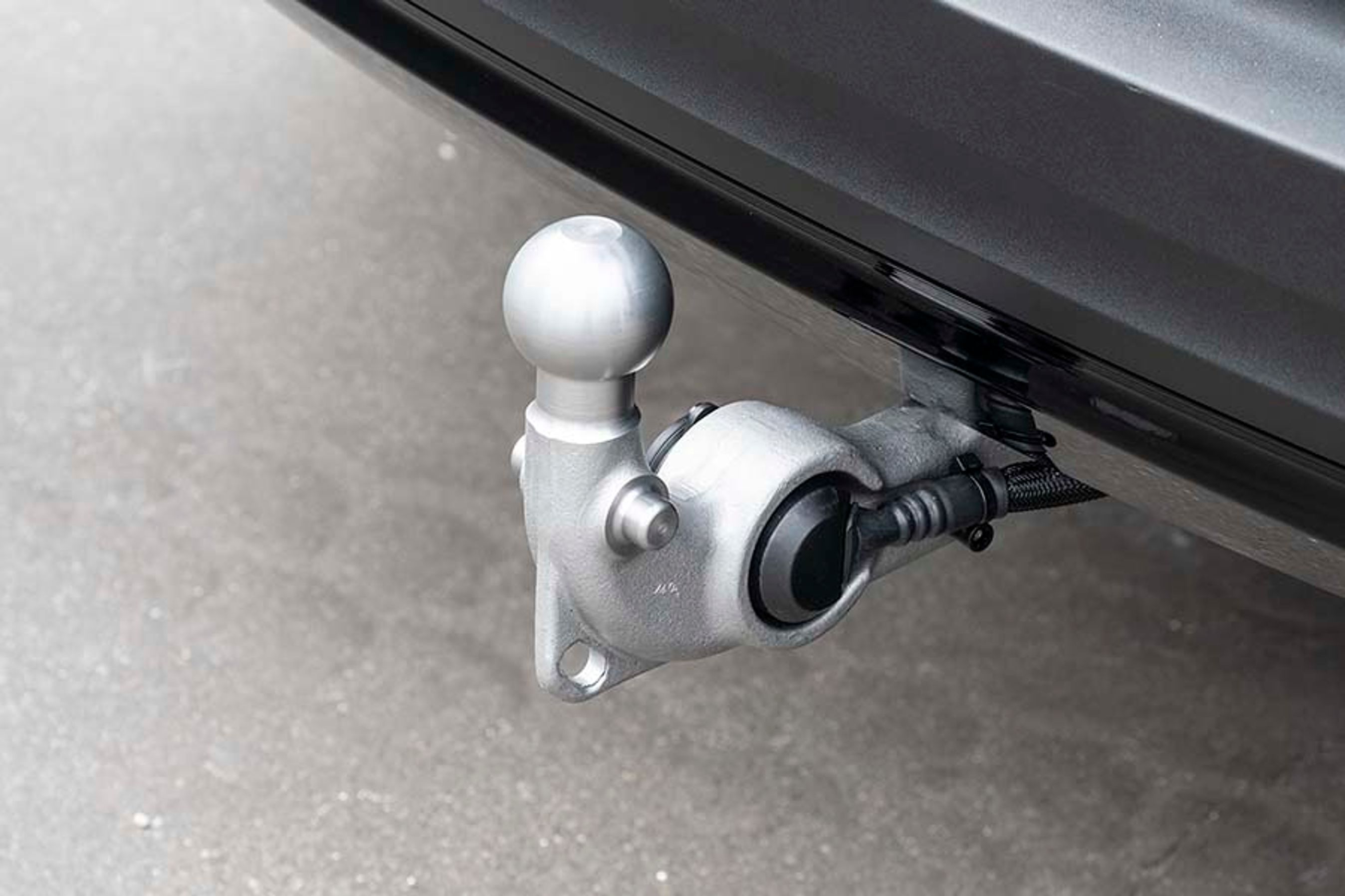 Volvo C40 må trække op til 1.800 kg – og 750 kg, hvis påhængsvognen ikke har bremser. Et smart anhængertræk vipper elektrisk ud.