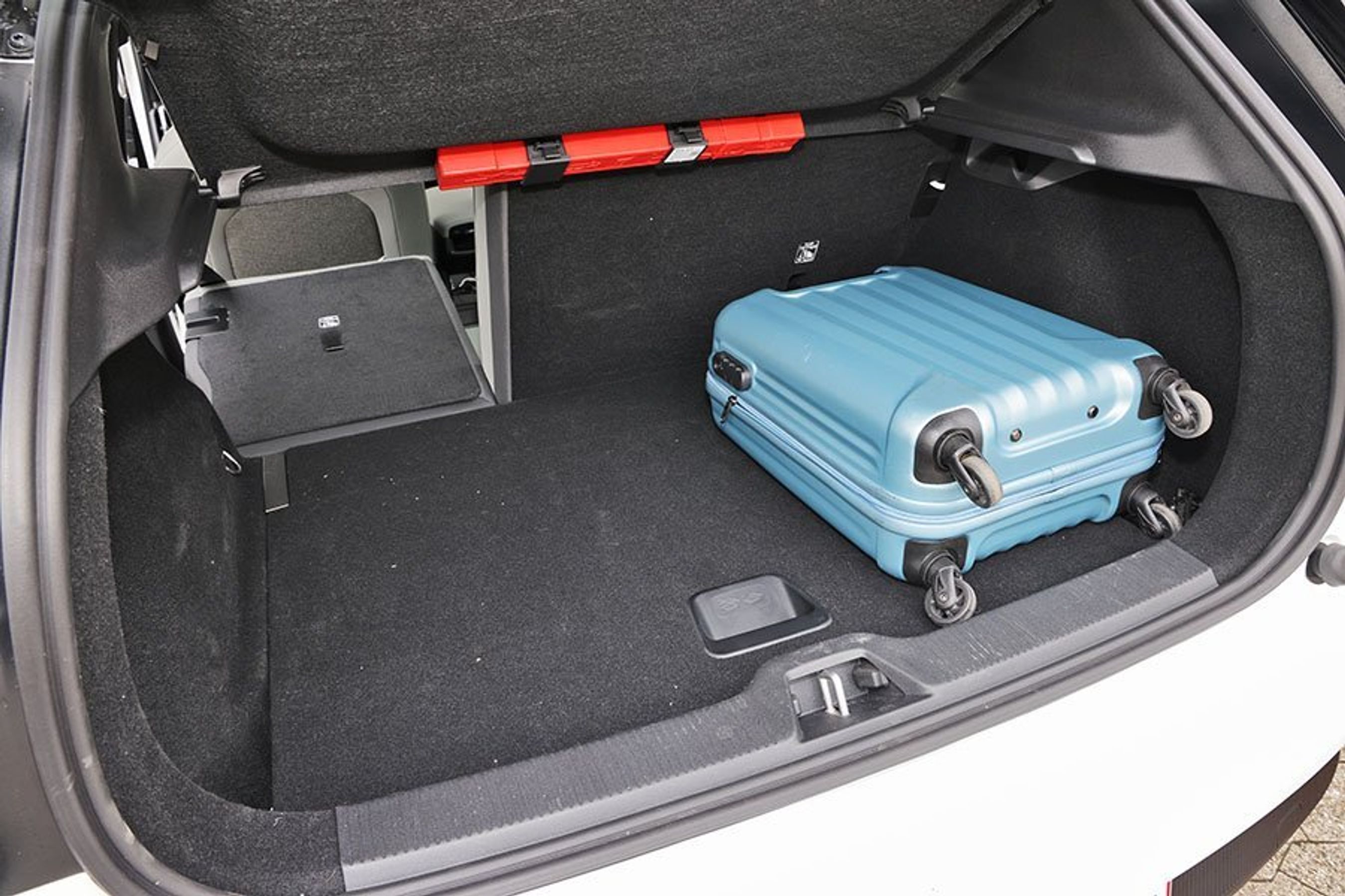 Bagagerum med blå kuffert i en Volvo EX30 CC