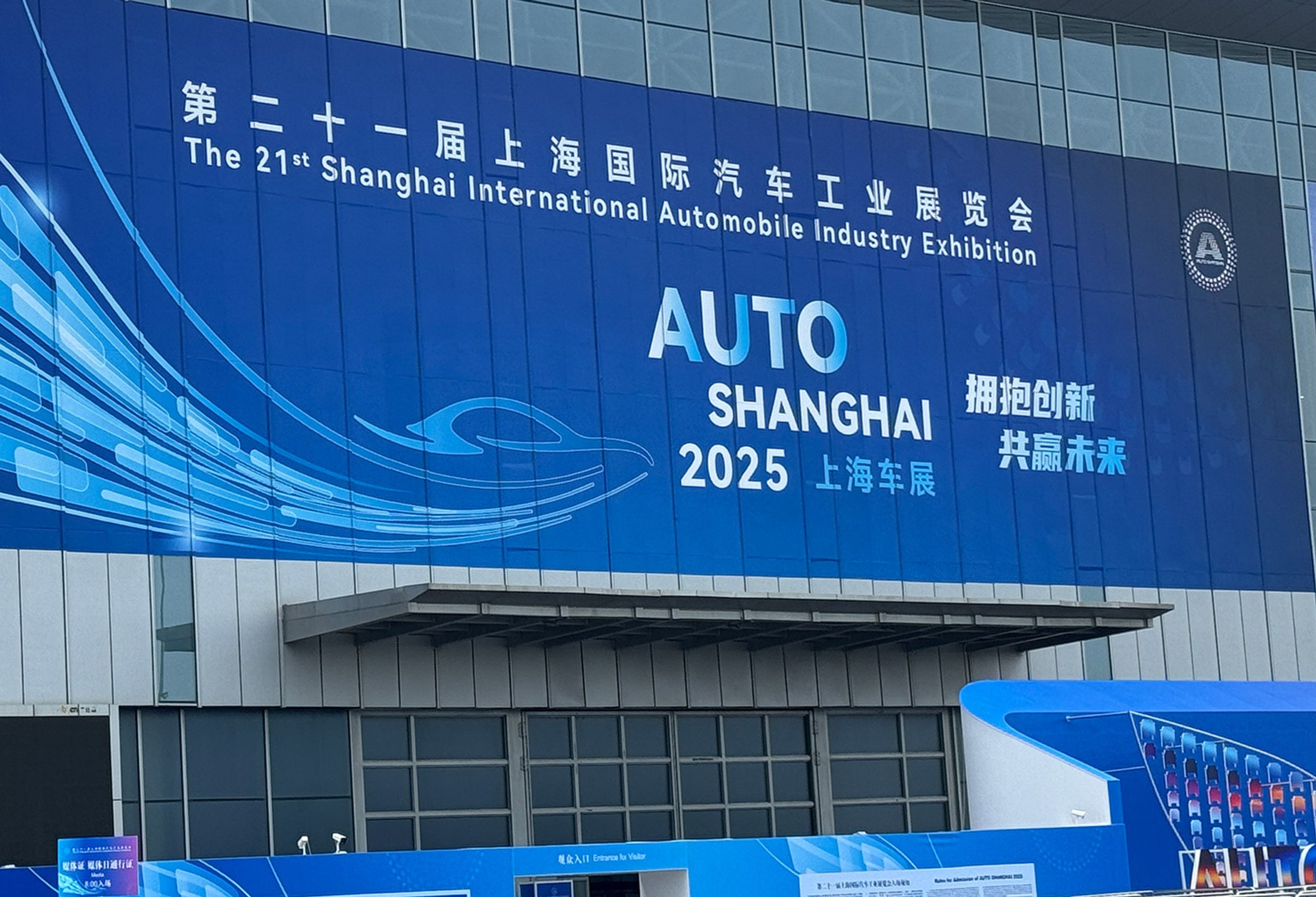Kæmpe-messe. Auto Shanghai er (sammen med Auto China i Beijing i lige år) verdens største biludstilling. I år fyldte personbilerne otte store haller, hver især på halv størrelse af Bella Center, ud af de 16 haller i National Convention and Exhibition Center.