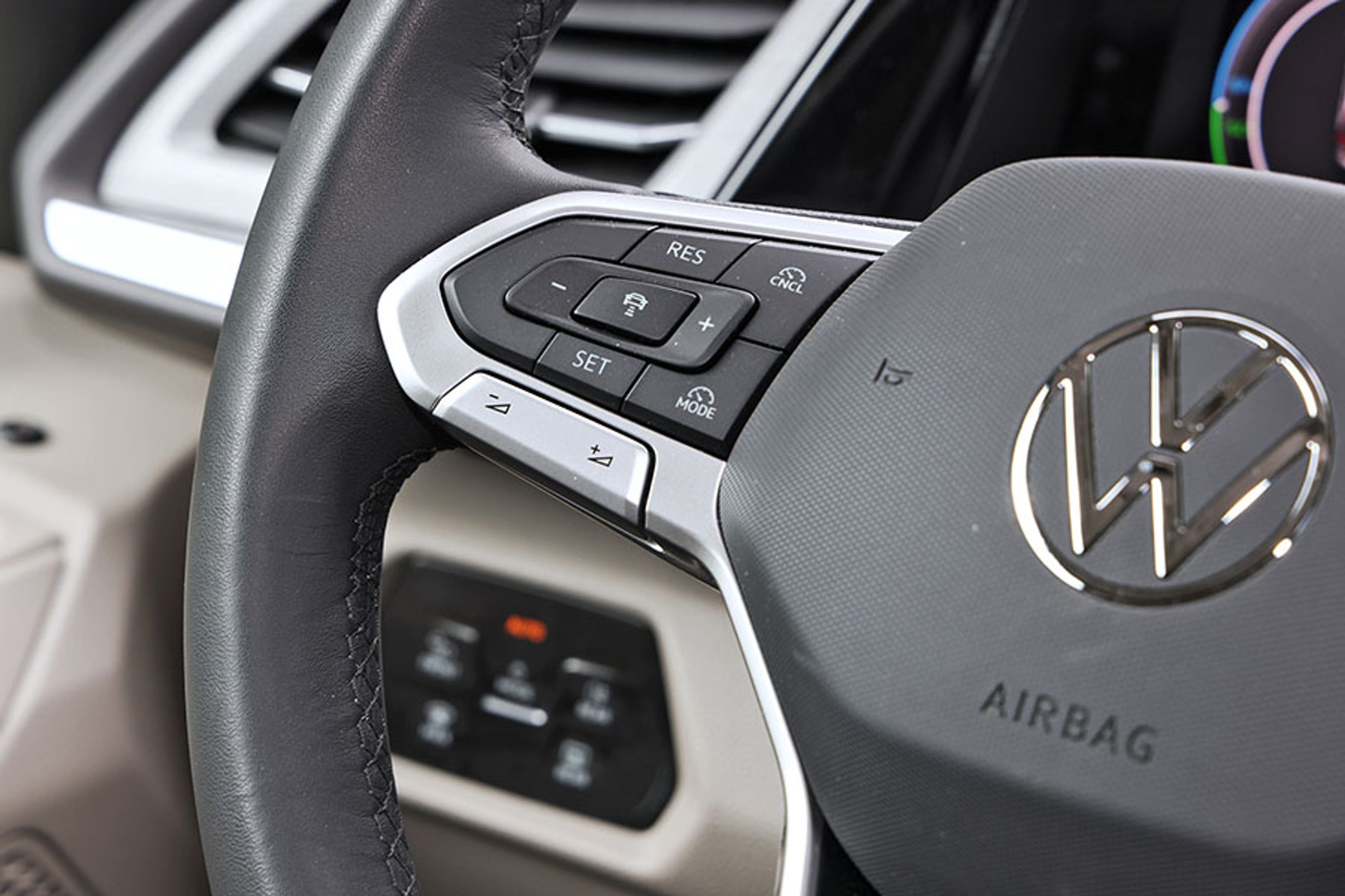 Den adaptive fartpilot styres fra knapper på rattet.
