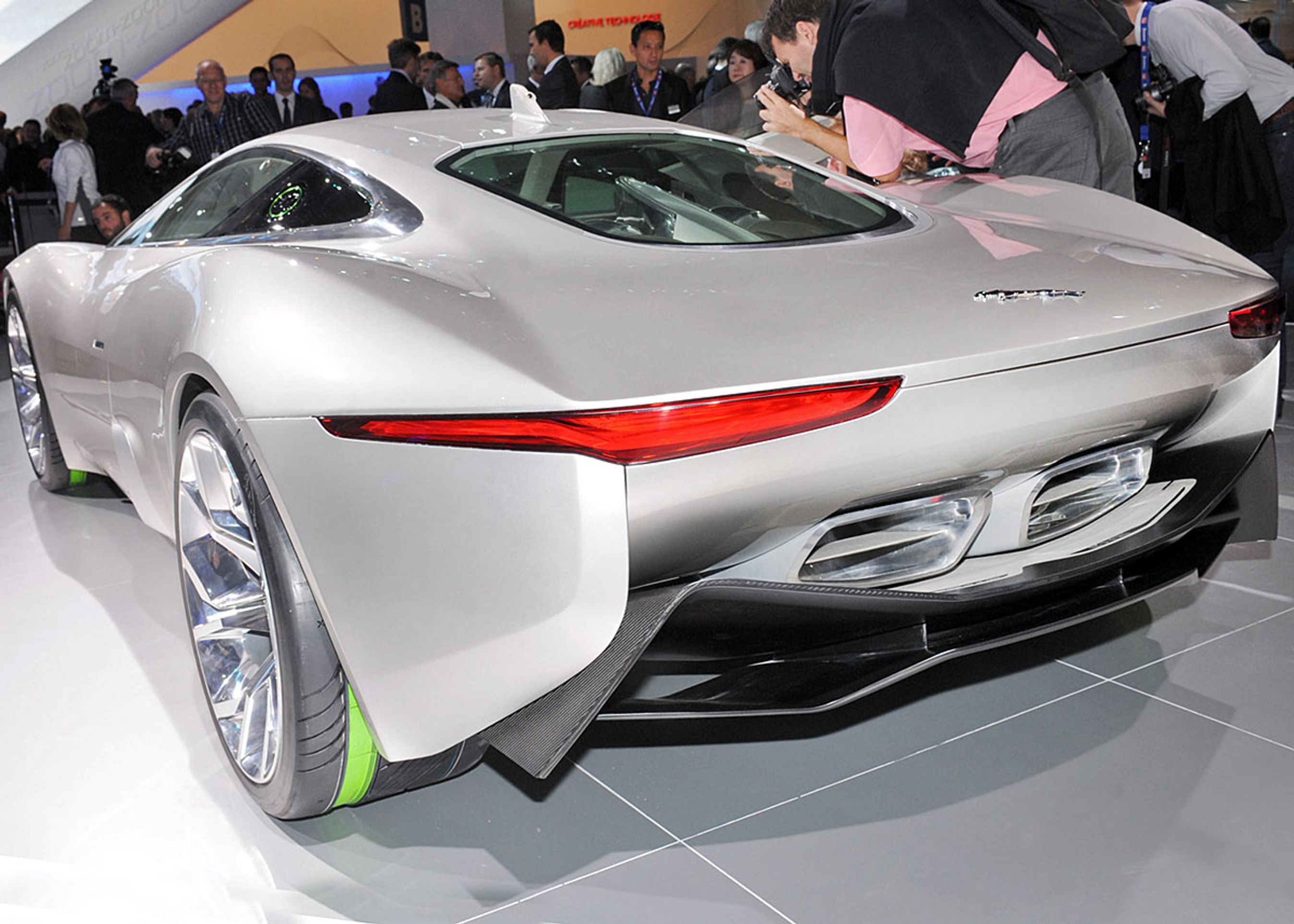 Jaguar C-X75 er også helt unik set bagfra. Bagruden er en klar hilsen fra fortiden.