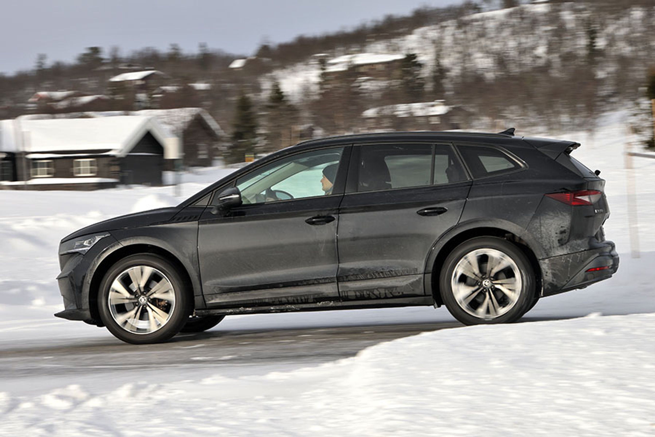 Skoda Enyaq er en ganske stor SUV, og den er søsterbil til VW ID.4 og Audi Q4 e-tron. Prisen er for nylig sat ned, så billigste udgave nu fås fra 250.000 kr.