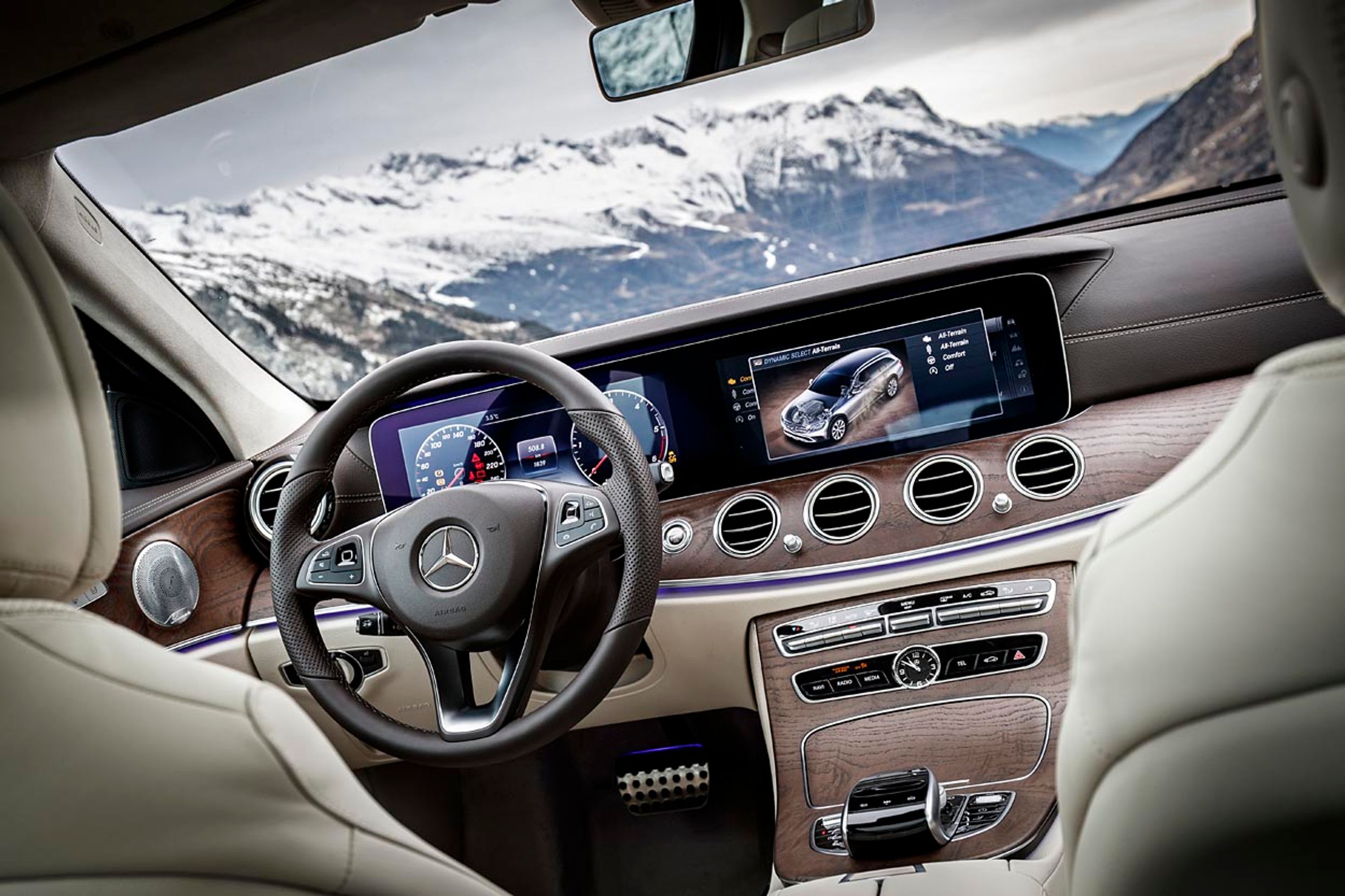 Indvendigt er instrumentbordet helt identisk med den almindelige udgave af E-klassen.