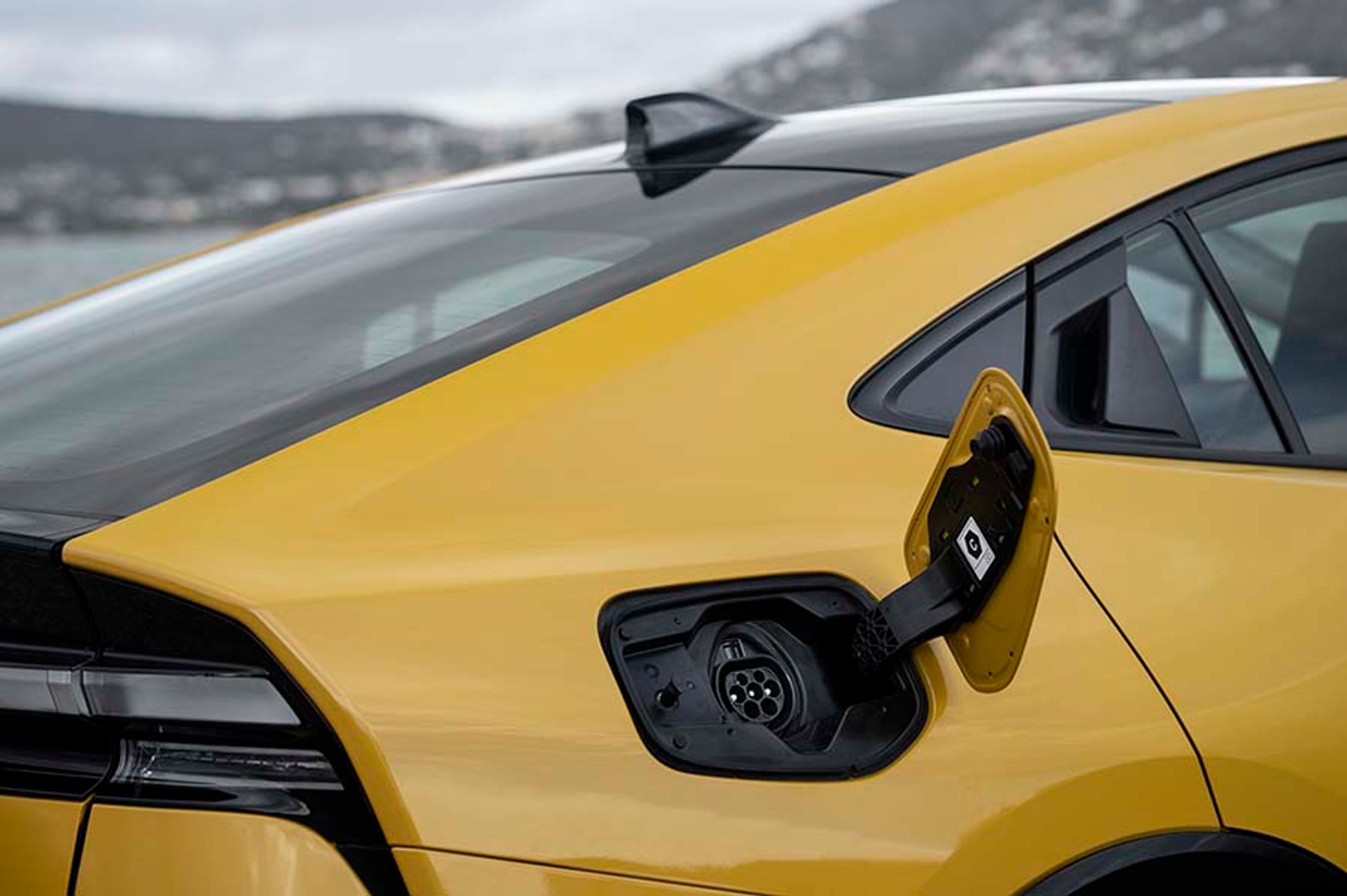 Ladestikket er placeret ved højre baghjul. Bilen kan oplades med en enkelt fase og maksimalt med 3,5 kW. Dermed tager det ca. fire timer at lade bilen helt op. Benzintanken fyldes i den modsatte side, og den rummer 40 liter.