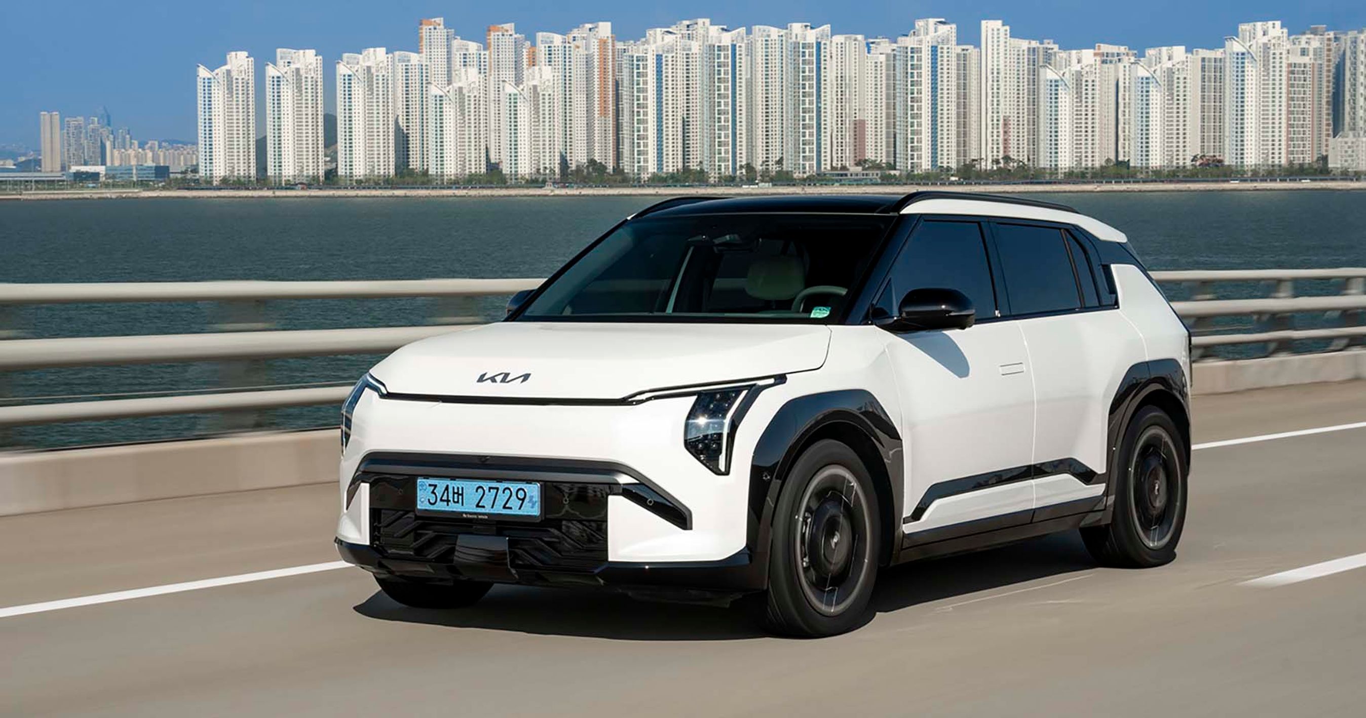 HVid Kia EV3 kører på vej