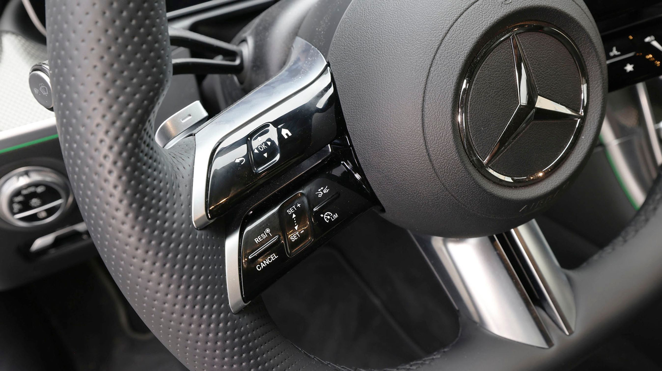 Den adaptive fartpilot er nu standard på alle udgaver og betjenes fra knapper på venstre side af rattet. Det er touch-knapper, og de fungerer fint, når man lige har øvet sig et par gange.