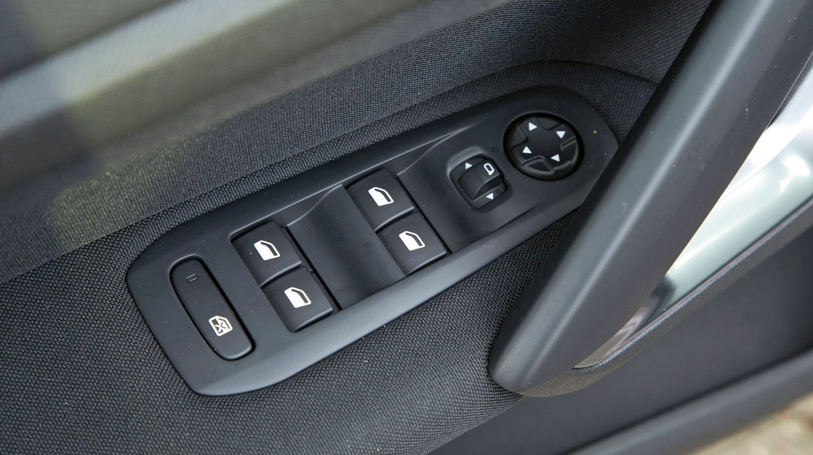 Elruder er standard i alle fire døre, og de er endda forsynet med automatik, så man blot skal trykke en enkelt gang på knappen – så ruller de helt ned/op. Elspejle med varme er ligeledes standard.