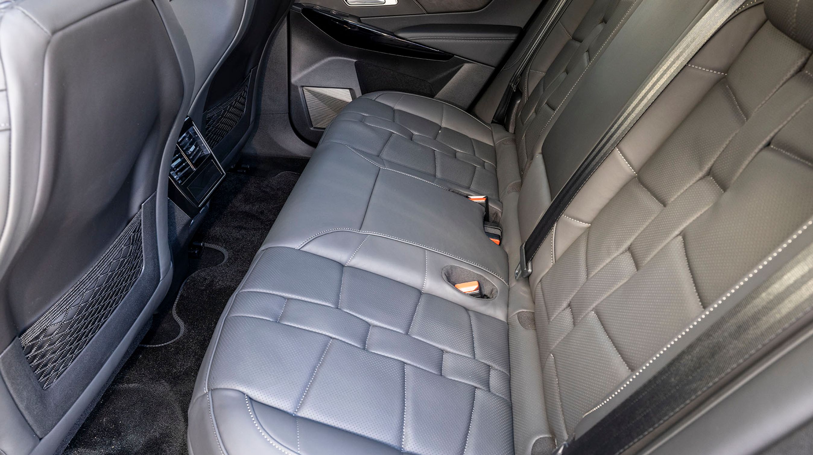 Bagsædet er flot polstret med læderindtræk, og der er friskluftdyser mellem forsæderne. Gulvet er højt, og det gør at siddepositionen ikke er helt optimal.