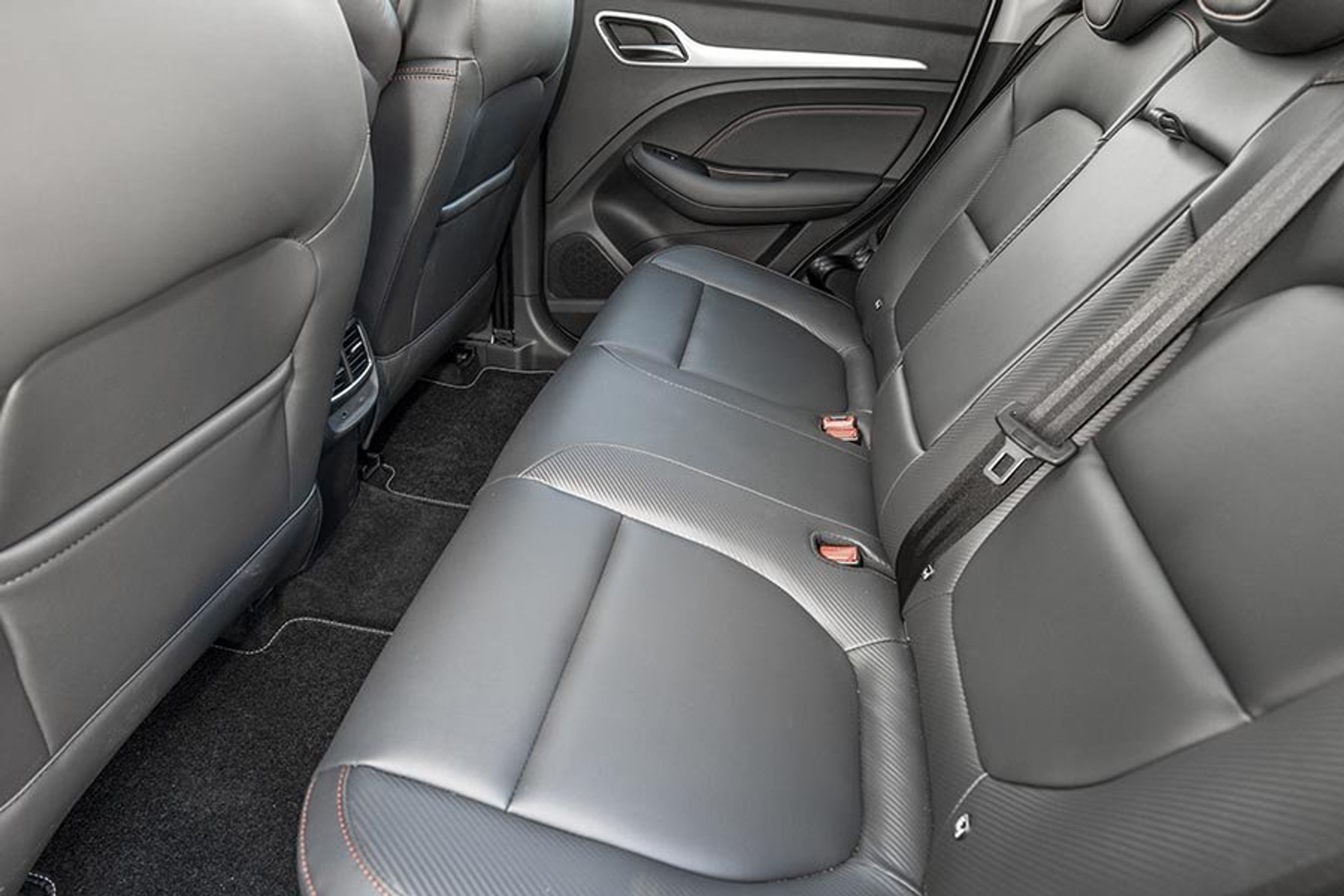 Sæderne er beklædt med kunstlæder.