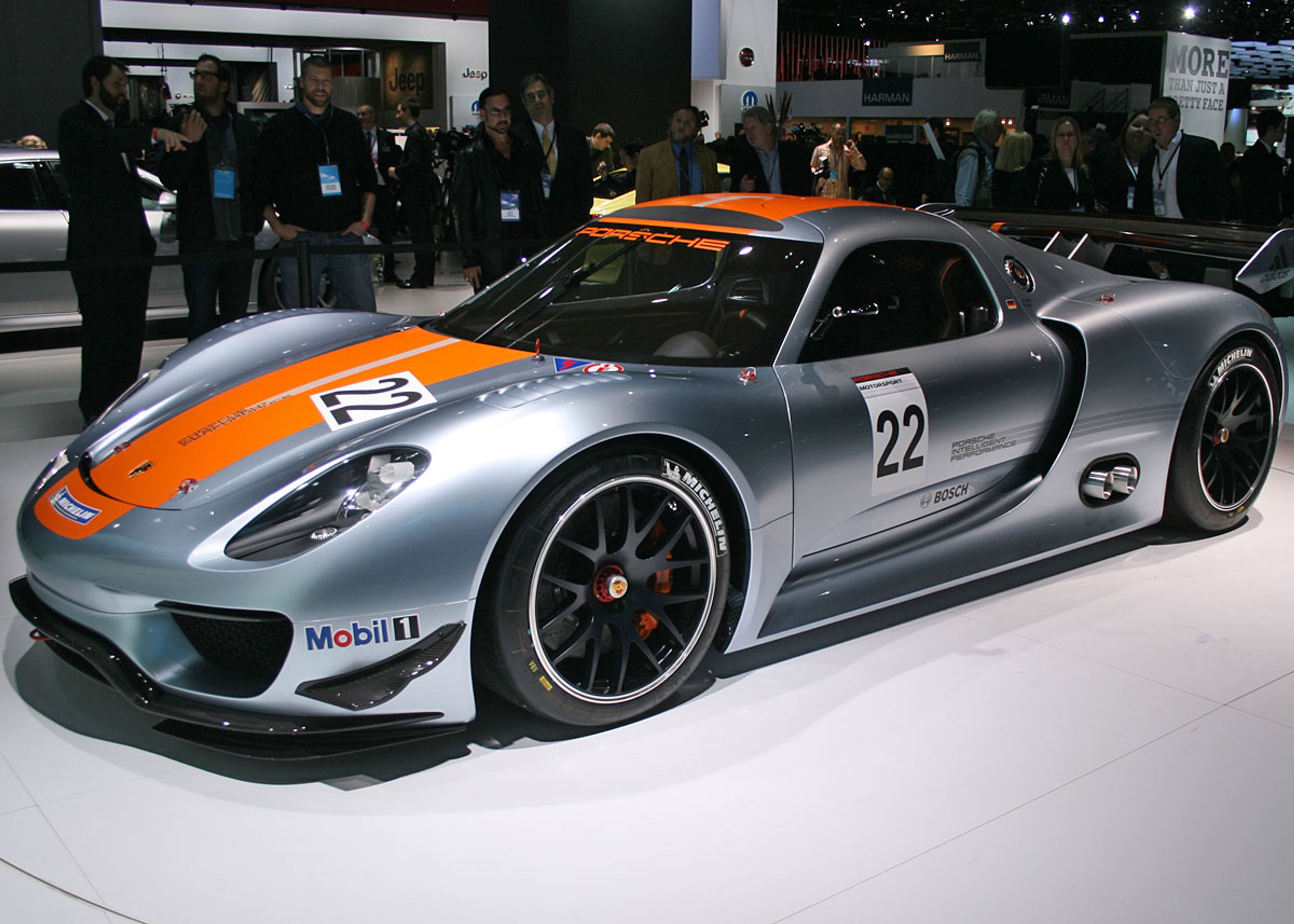 918 er en konceptbil, der skal bruges til at videreudvikle hybridteknikken til både motorsport og hverdag. Der sidder to elmotorer foran.