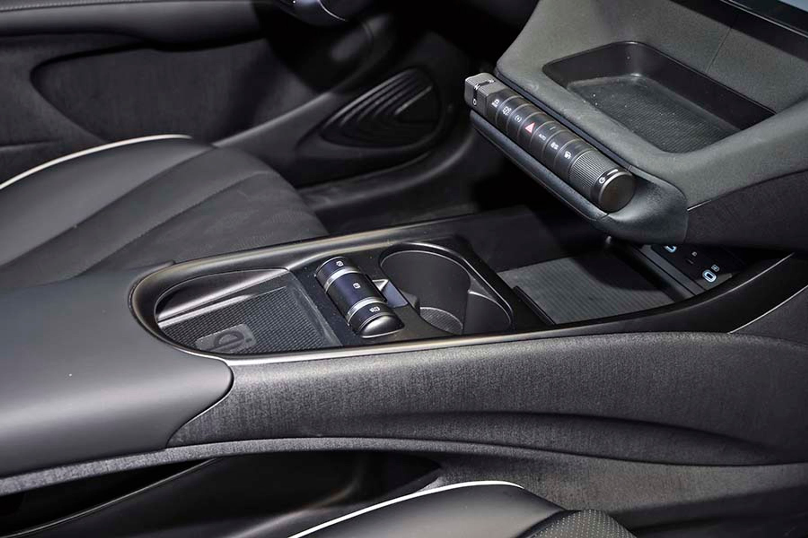 Midterkonsollen indeholder trådløs opladning af mobilen.