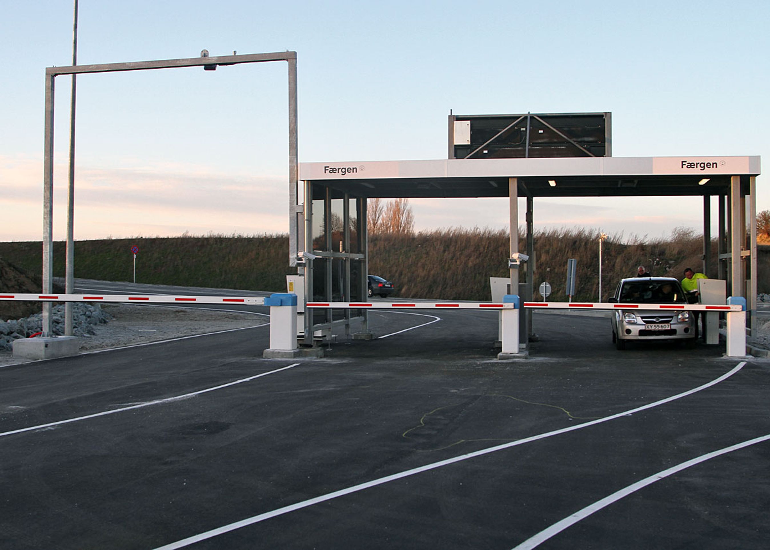 Det nye betalingsanlæg i Ballen Færgehavn er uden 'manuelle' baner.