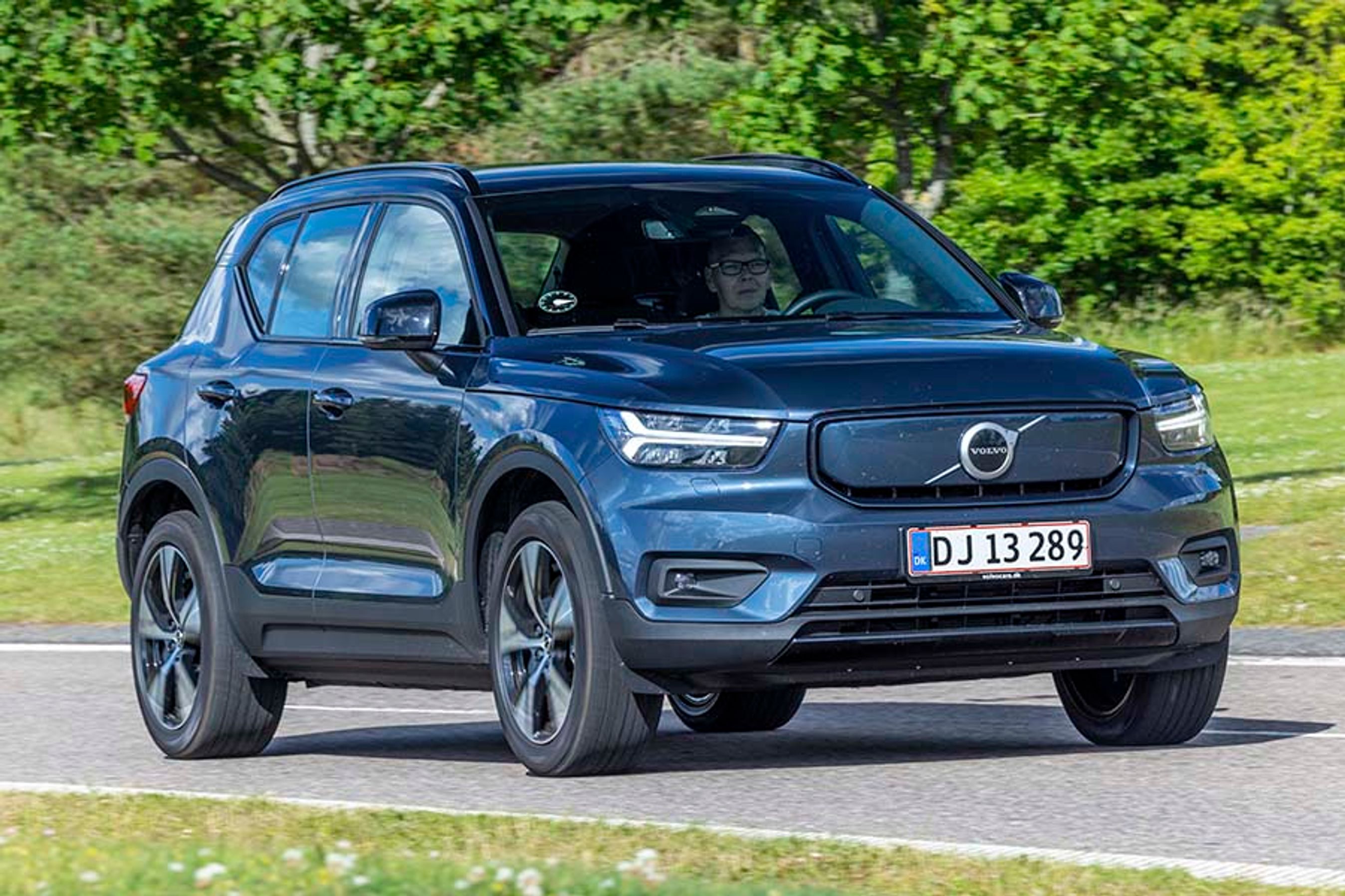 Elbiludgaven af Volvo XC40 har fået en lidt anderledes front med det heldækkende indfarvede panel mellem forlygterne. Lygterne er af LED-typen, og lyser fremragende selvom de ikke i øjeblikket fås som matrix-lygter.