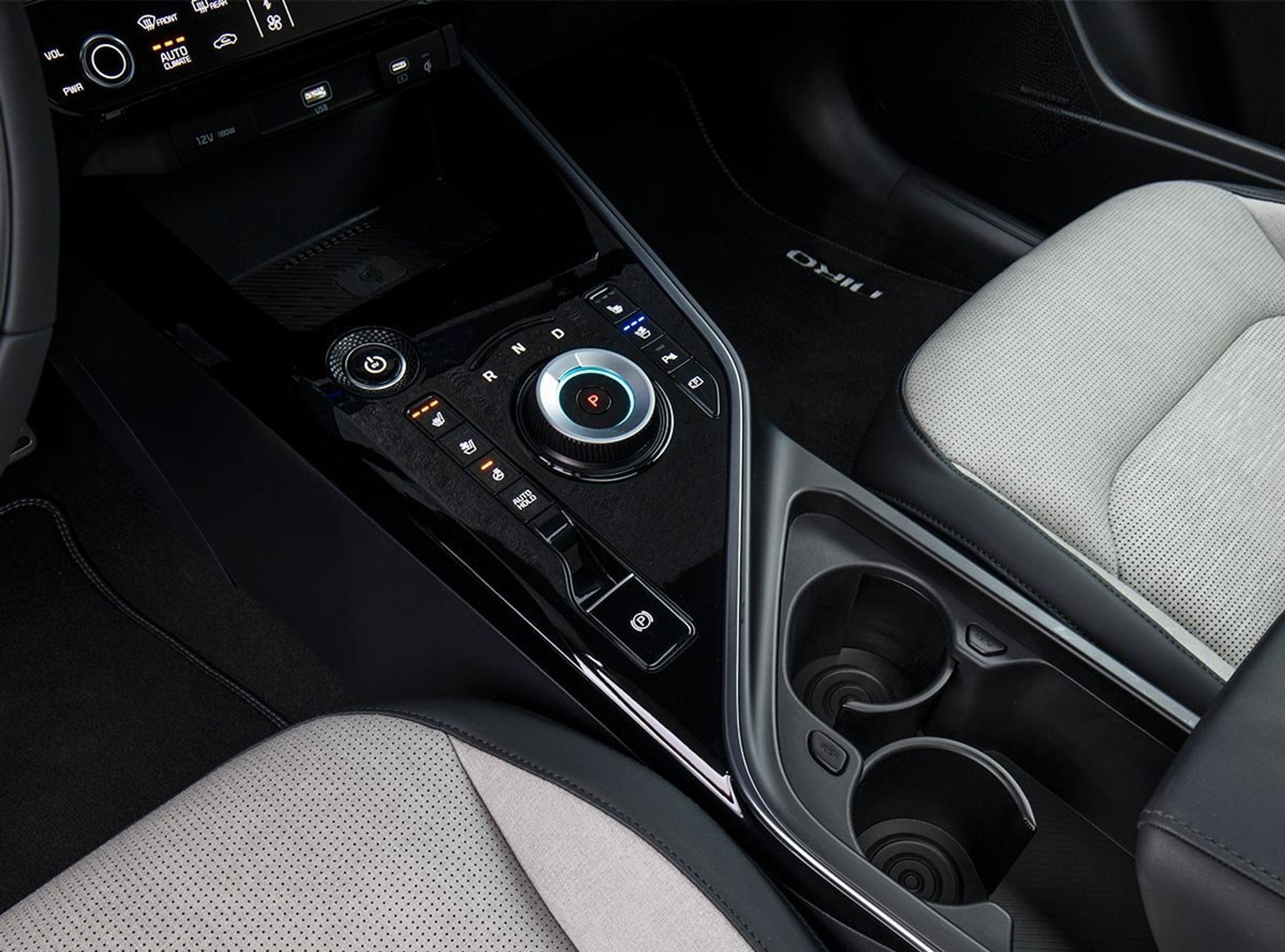 Mellem forsæderne finder man i eludgaven denne drejeknap, der styrer kørselsretningen. Der er desuden store kopholdere og fin fralægningsplads.