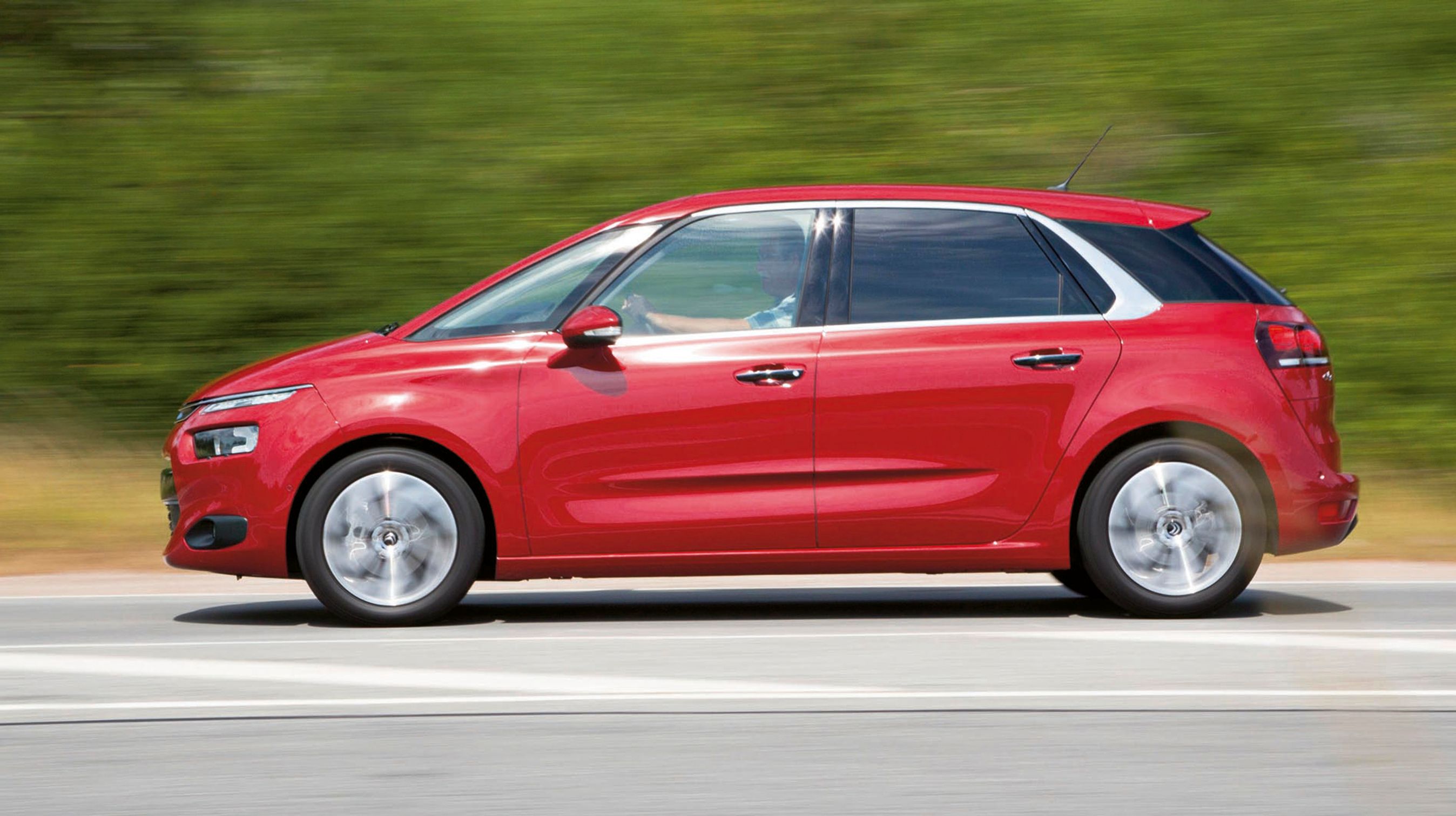 Citroën C4 Picasso er en stor stationcar. Den smarte kromliste langs vinduerne i sidedørene er med til at understrege, at denne bil er skabt med henblik på god køredynamik og ikke bare et ønske om at være praktisk indrettet. Den beskrivelse er efter vores bedste vurdering dækkende for bilens karakteristik.