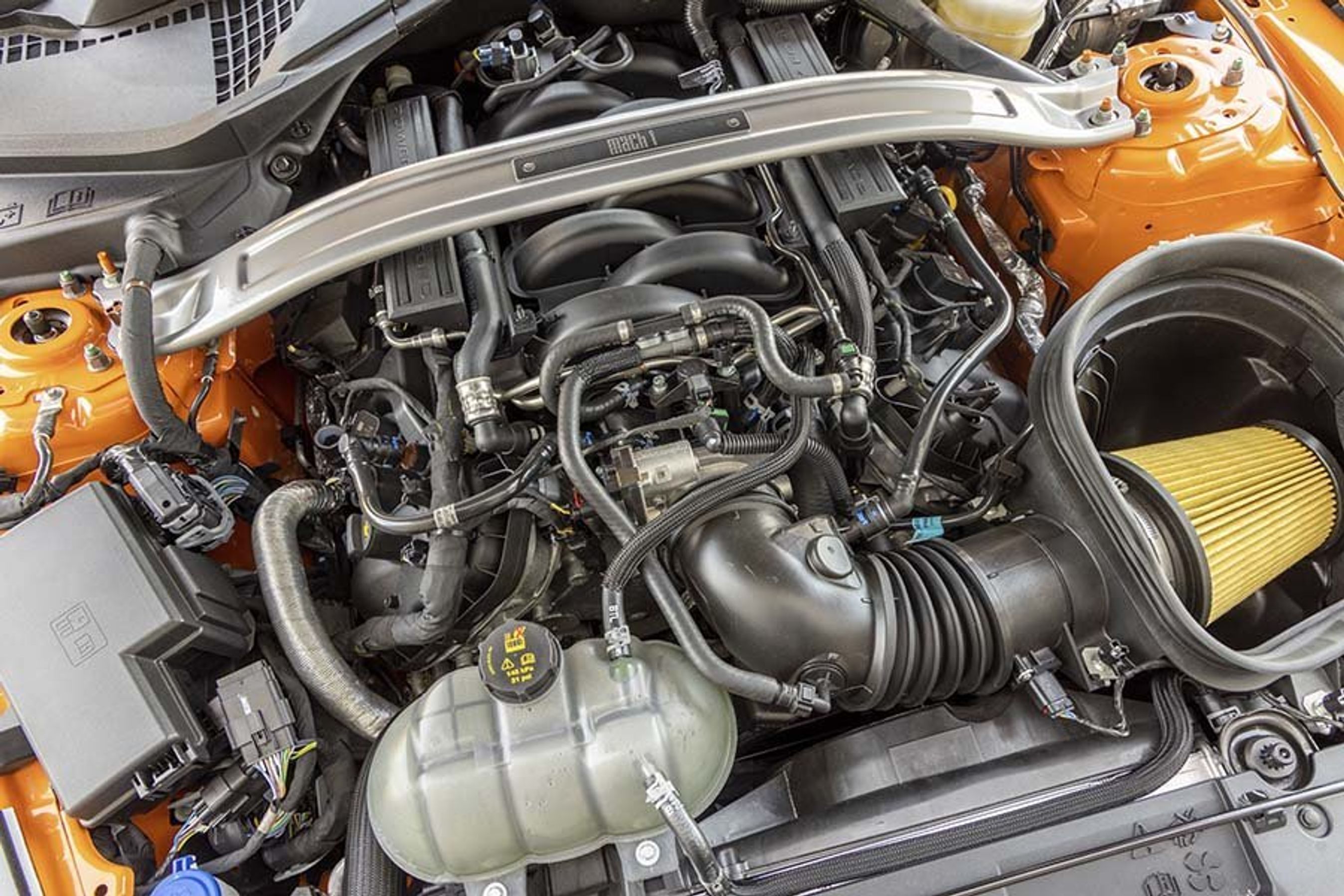 Luftfilteret er meget synligt i motorrummet, der generelt ikke pakker noget væk i plast,