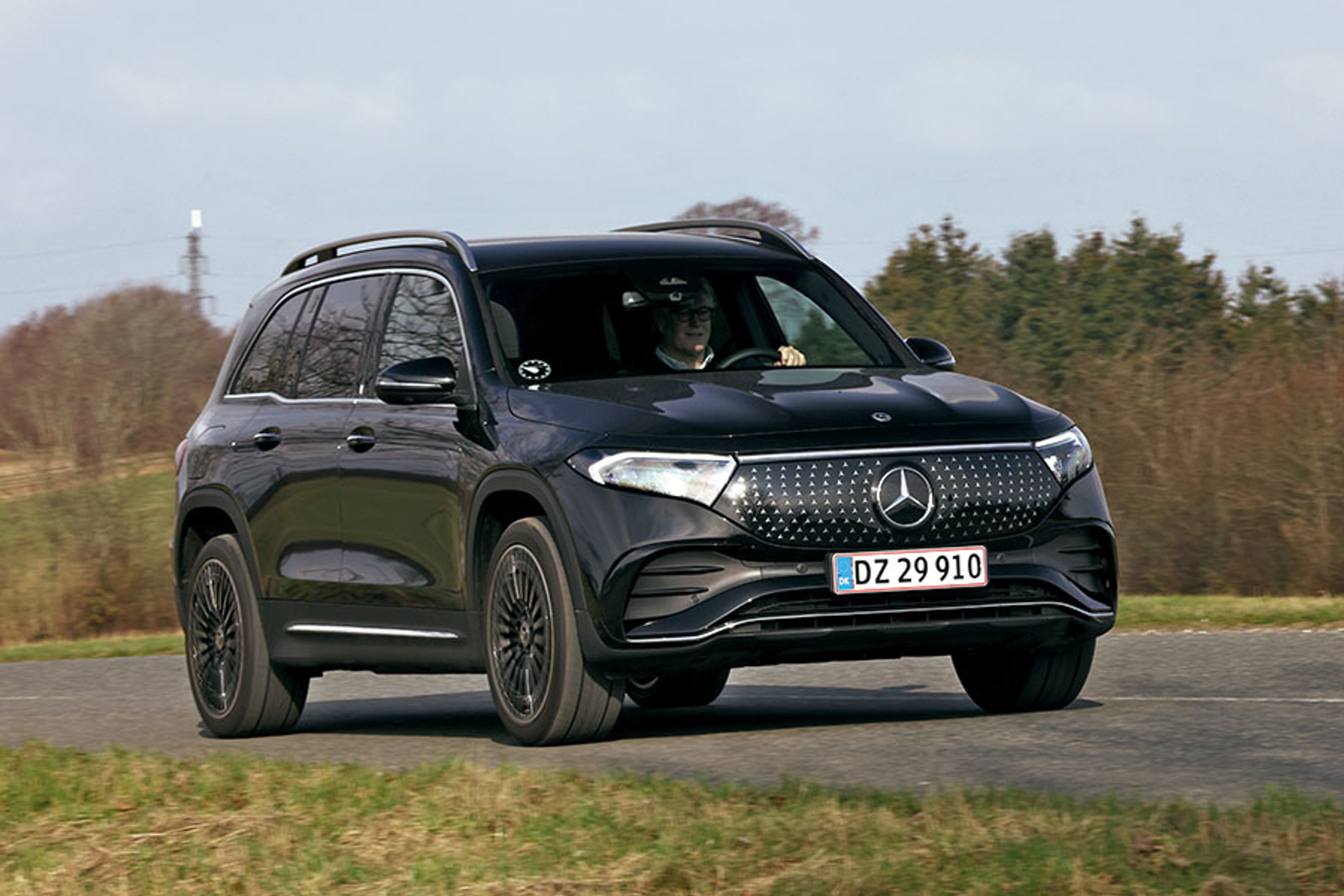 EQB er en høj SUV med en tydelig Mercedes-front. Matrix-forlygter er en del af ekstraudstyrsmulighederne, men som standard har bilen udmærkede LED-forlygter med automatisk op- og nedblænding.