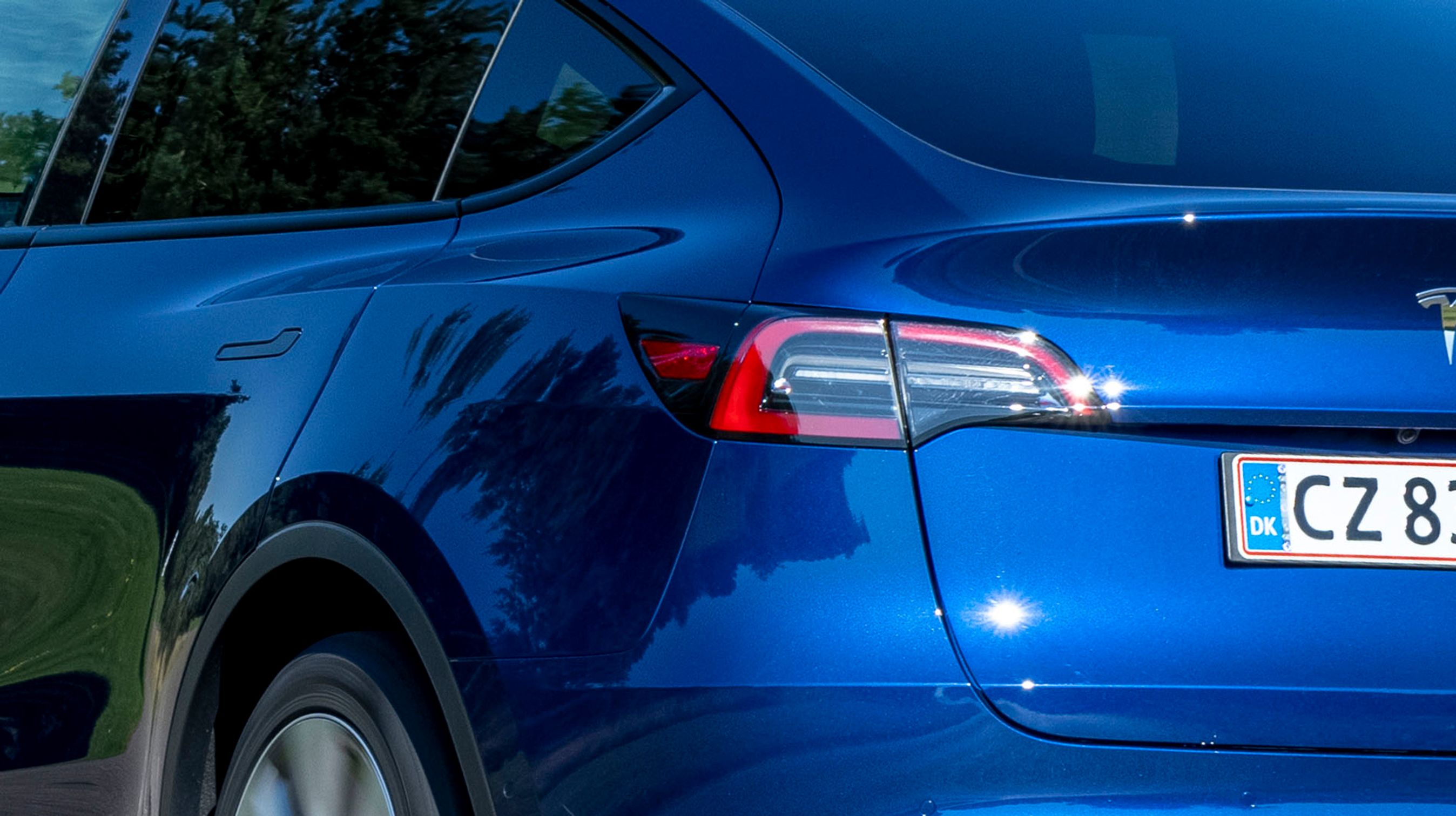 Ladestikket er placeret ved venstre baglygte. Det er et CCS-stik med trefaset ladning hjemme (11 kW), og op til 250 kW på farten. Vi kunne lade bilen med i gennemsnit 105 kW over 30 minutter på Teslas nyeste ladestandere (V3).