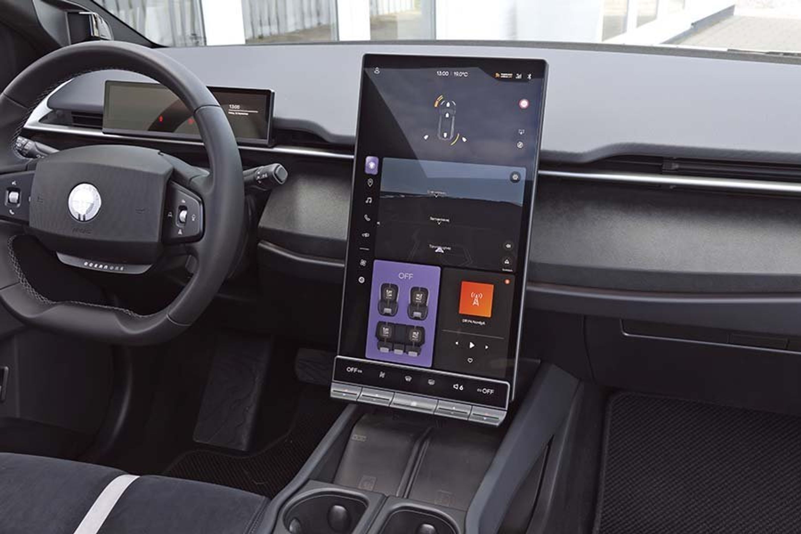 Stor skærm i midten af kabinen på en Fisker Ocean.