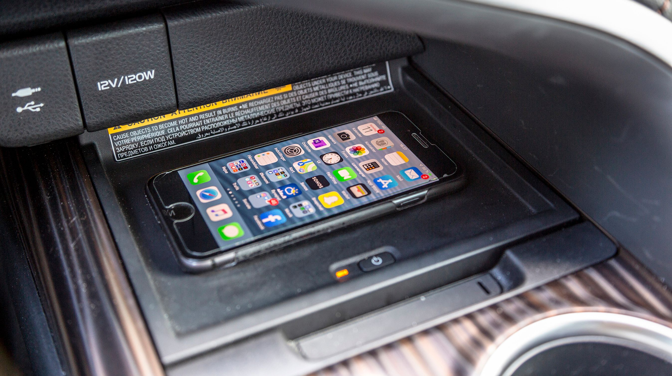 Topmodellen har trådløs smartphone-oplader i et rum i midterkonsollen.