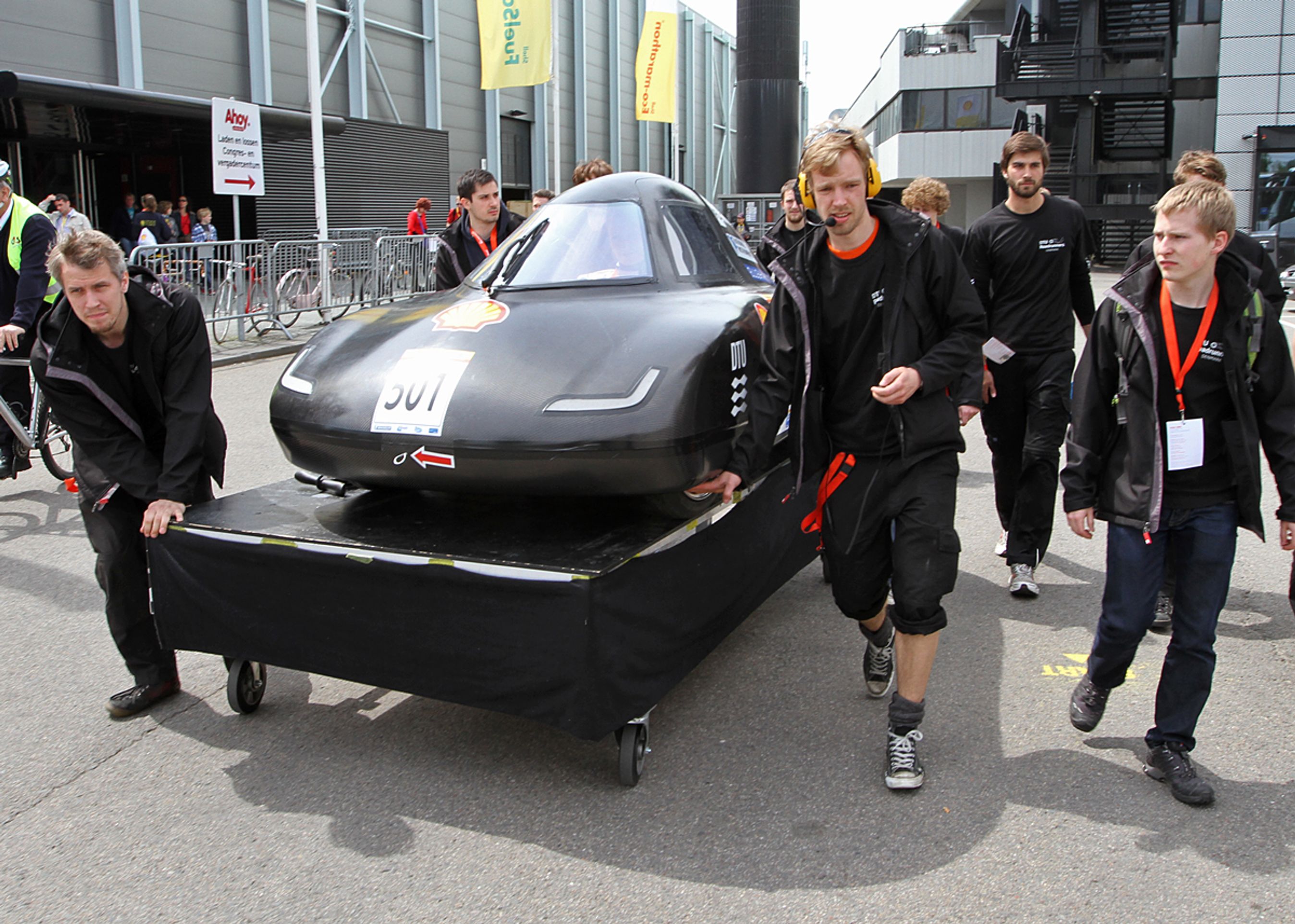 DTUs "Dynamo" kan omsider rulles ud til start. Bilen er stadig ikke helt i orden, men det er vigtigt for chaufføren at få træning på banen.