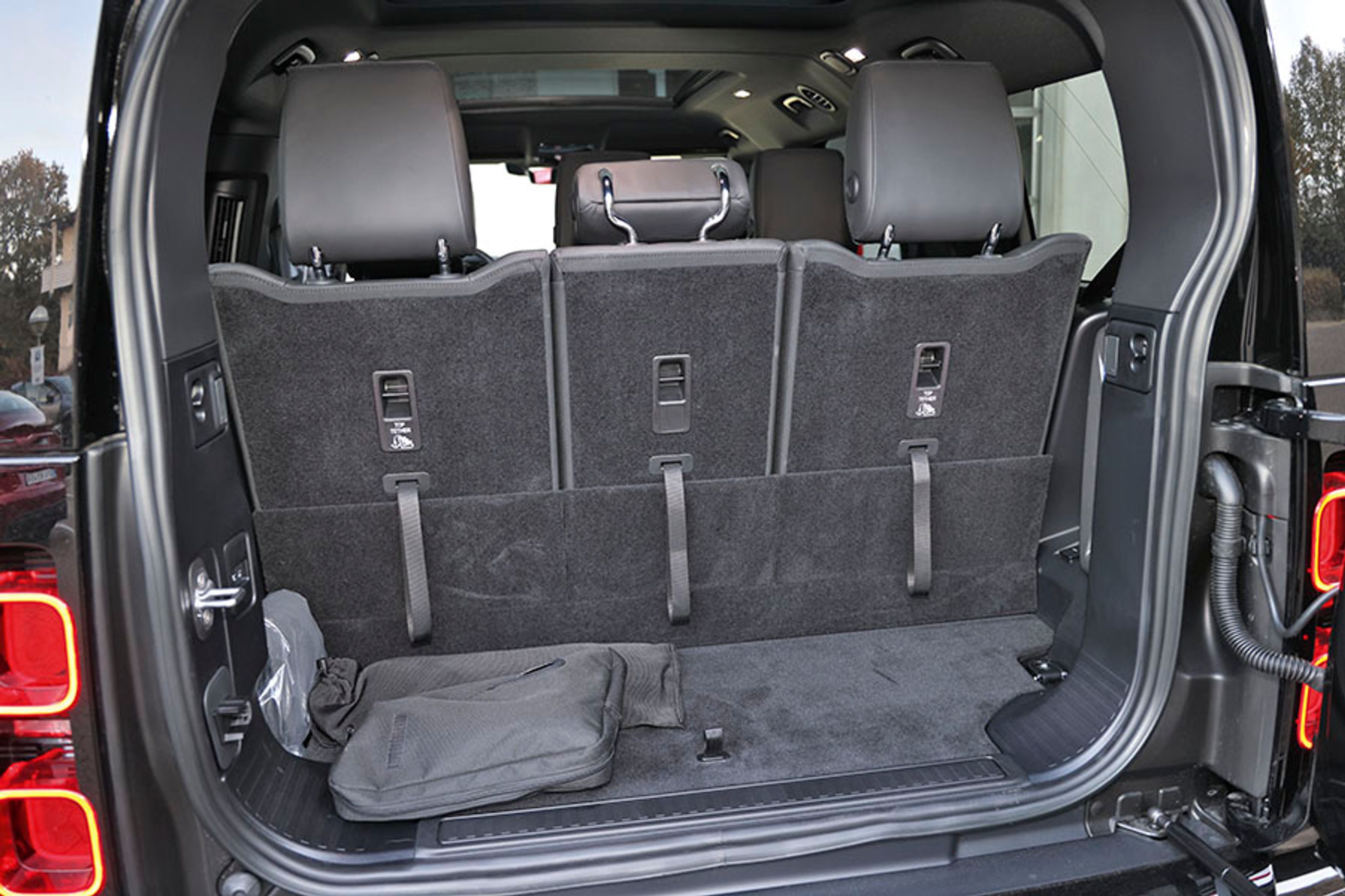 Med alle otte pladser i brug er bagagerummet på blot 290 liter. Det er ikke meget, men så er det godt at vide, at bilen må trække op til 3.000 kg, og den må bære en stor tagbagagebærer.