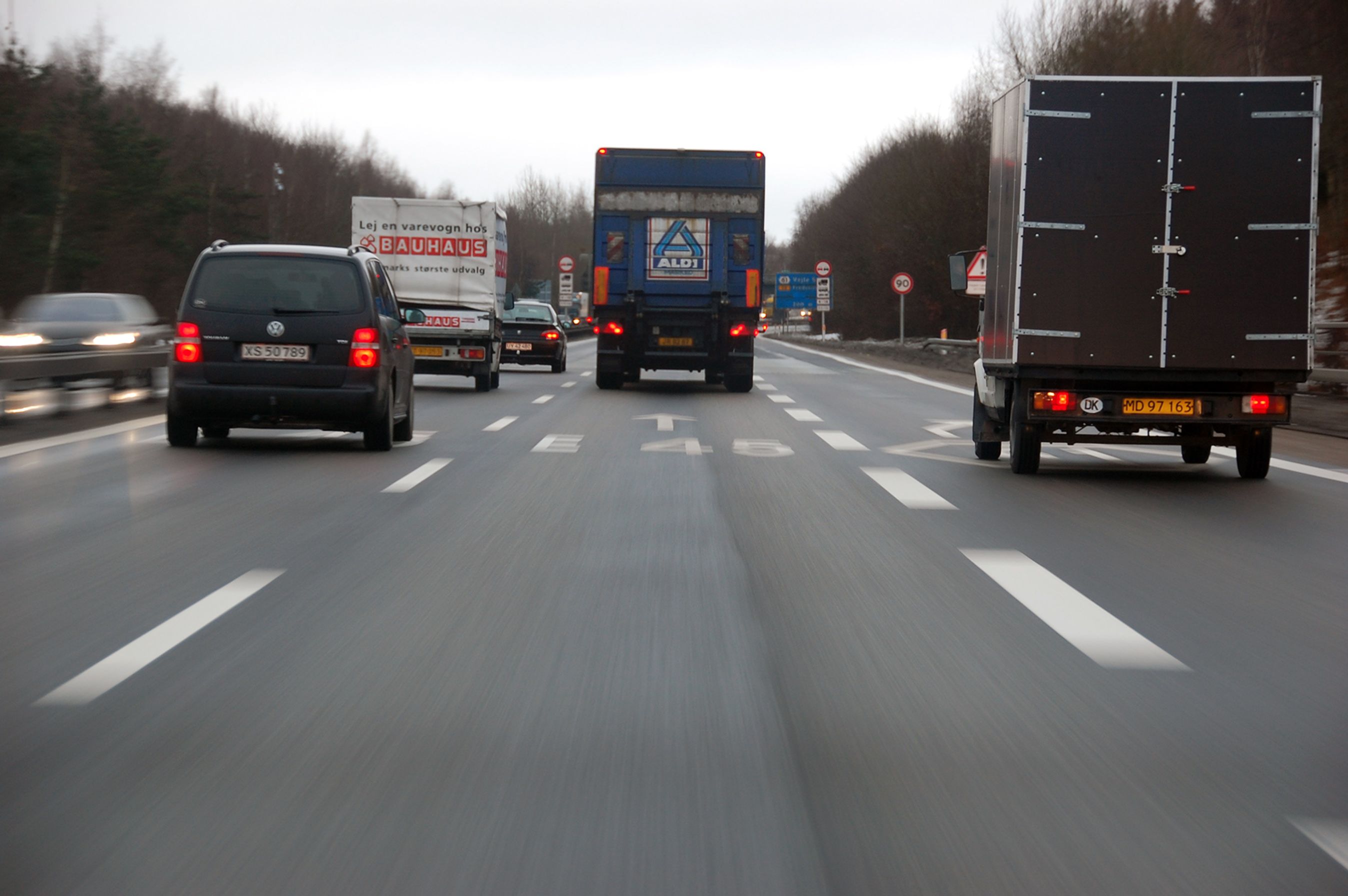 Lastbiler på motorvej.