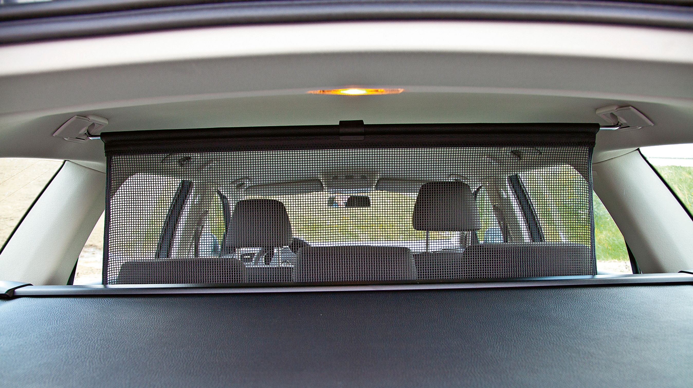 Som eneste bil i feltet er VW Golf som standard udstyret med et lodret net, der holder kabine og bagagerum adskilt.