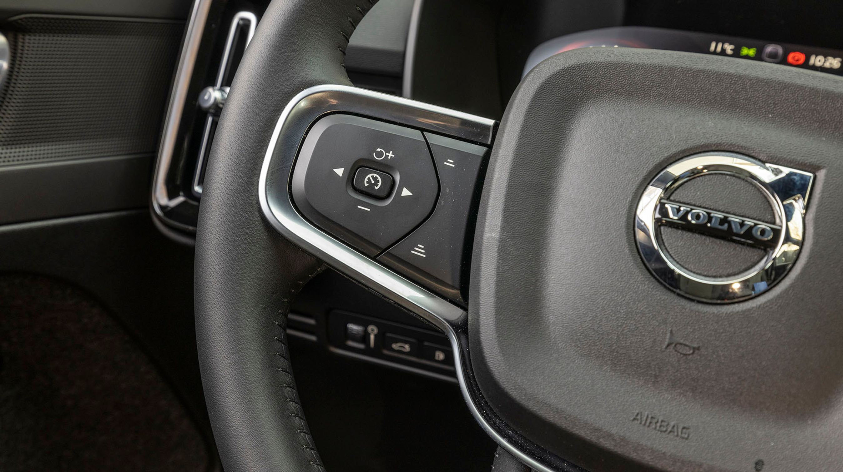 Adaptiv fartpilot er standard, og den er meget let og intuitiv at bruge via knapperne på venstre side af rattet.