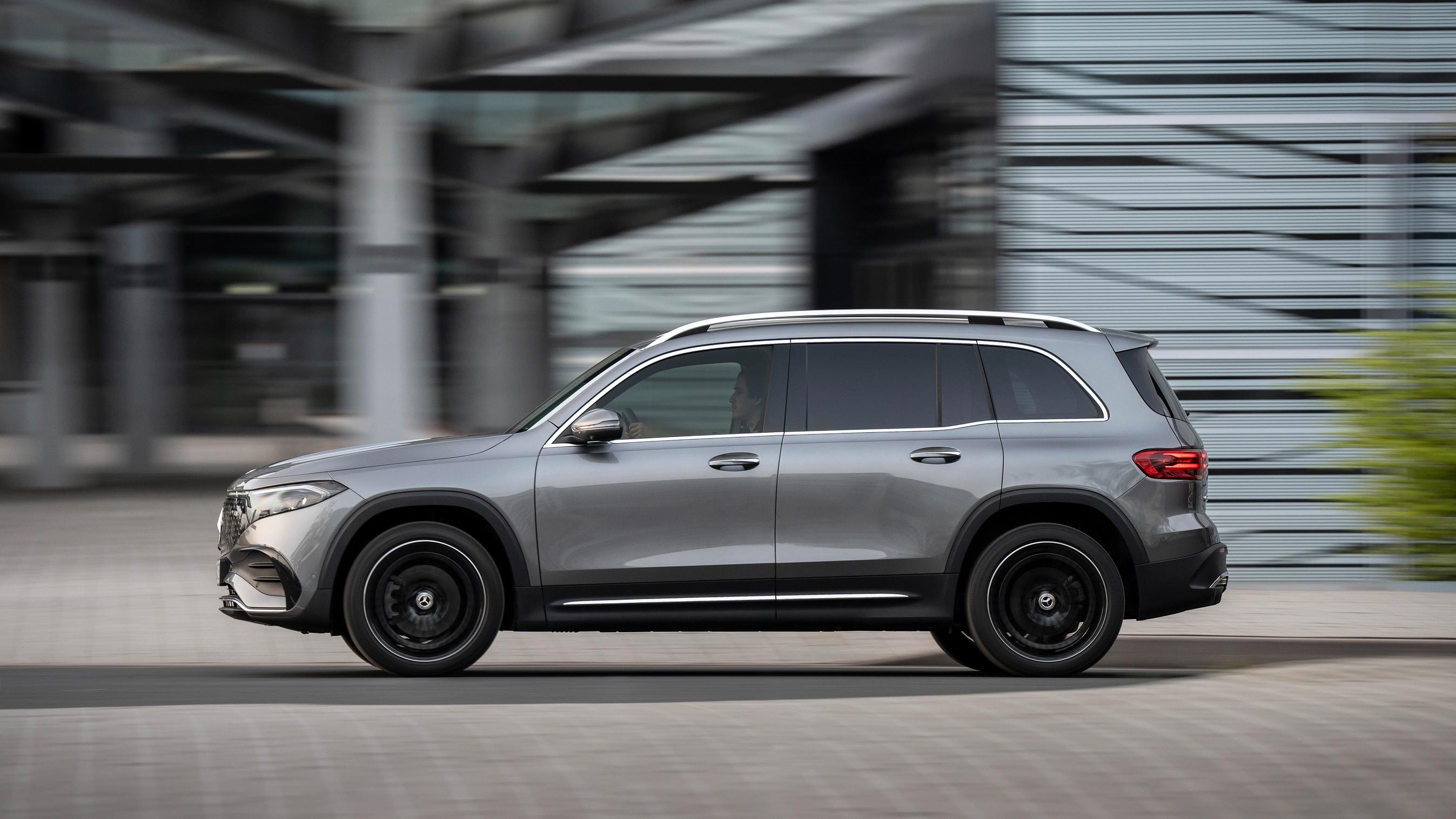 Mercedes-Benz EQB i sølvgrå set fra siden. Bygning i baggrunden.