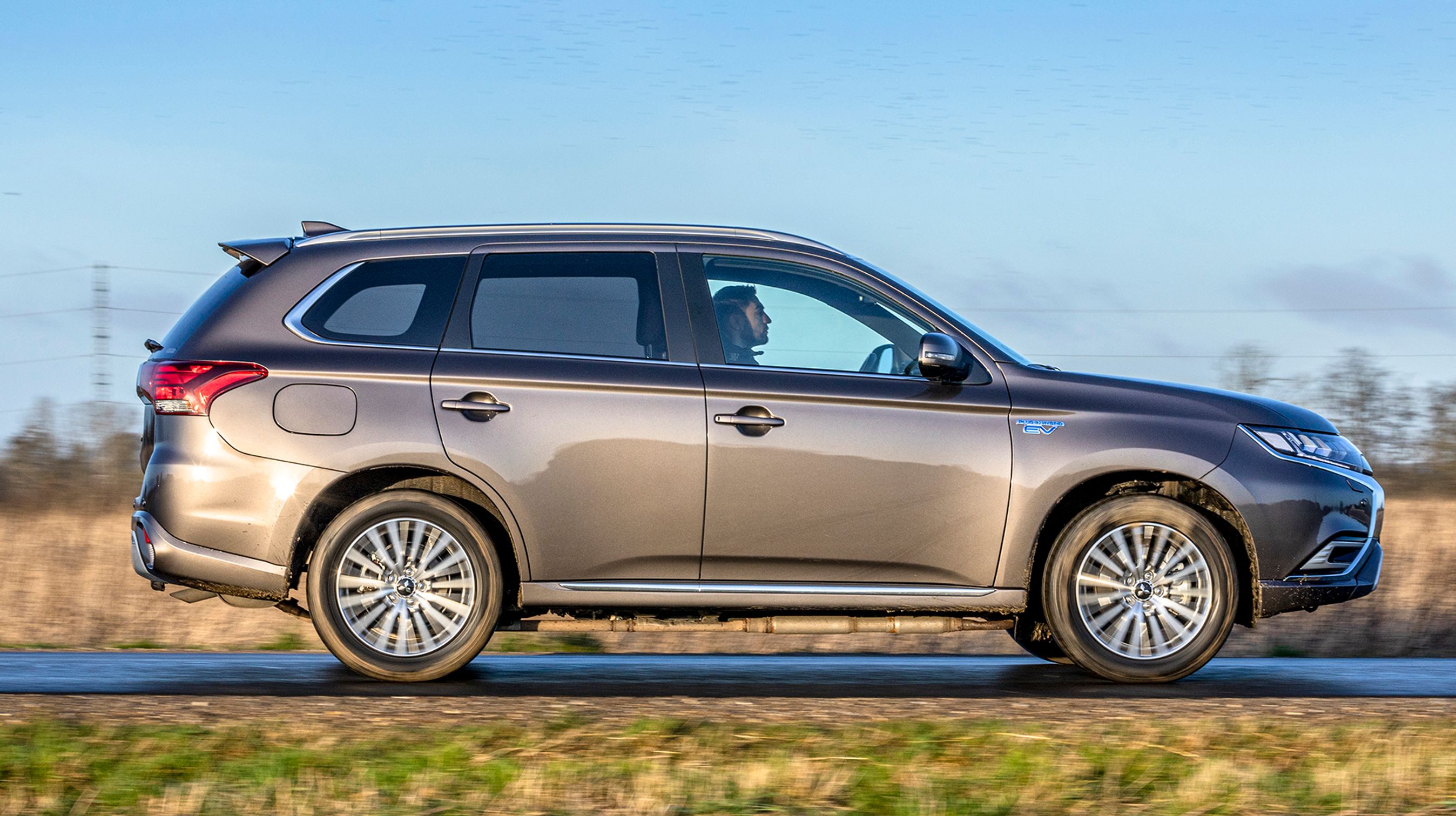 Outlander er en firehjulstrækker, og kan klare sig rimeligt godt ved terrænkørsel.