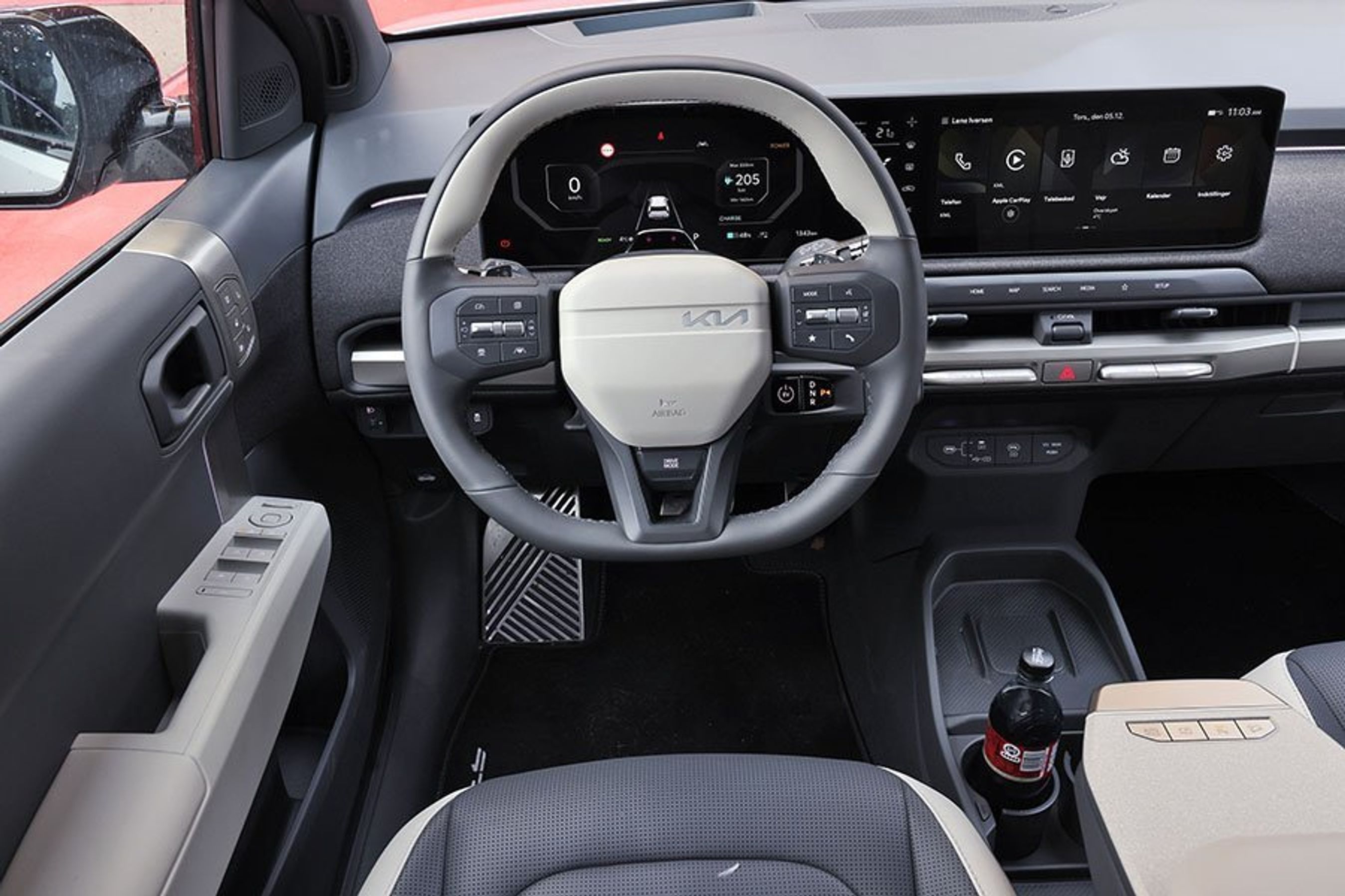 Førerpladsen i en Kia EV3