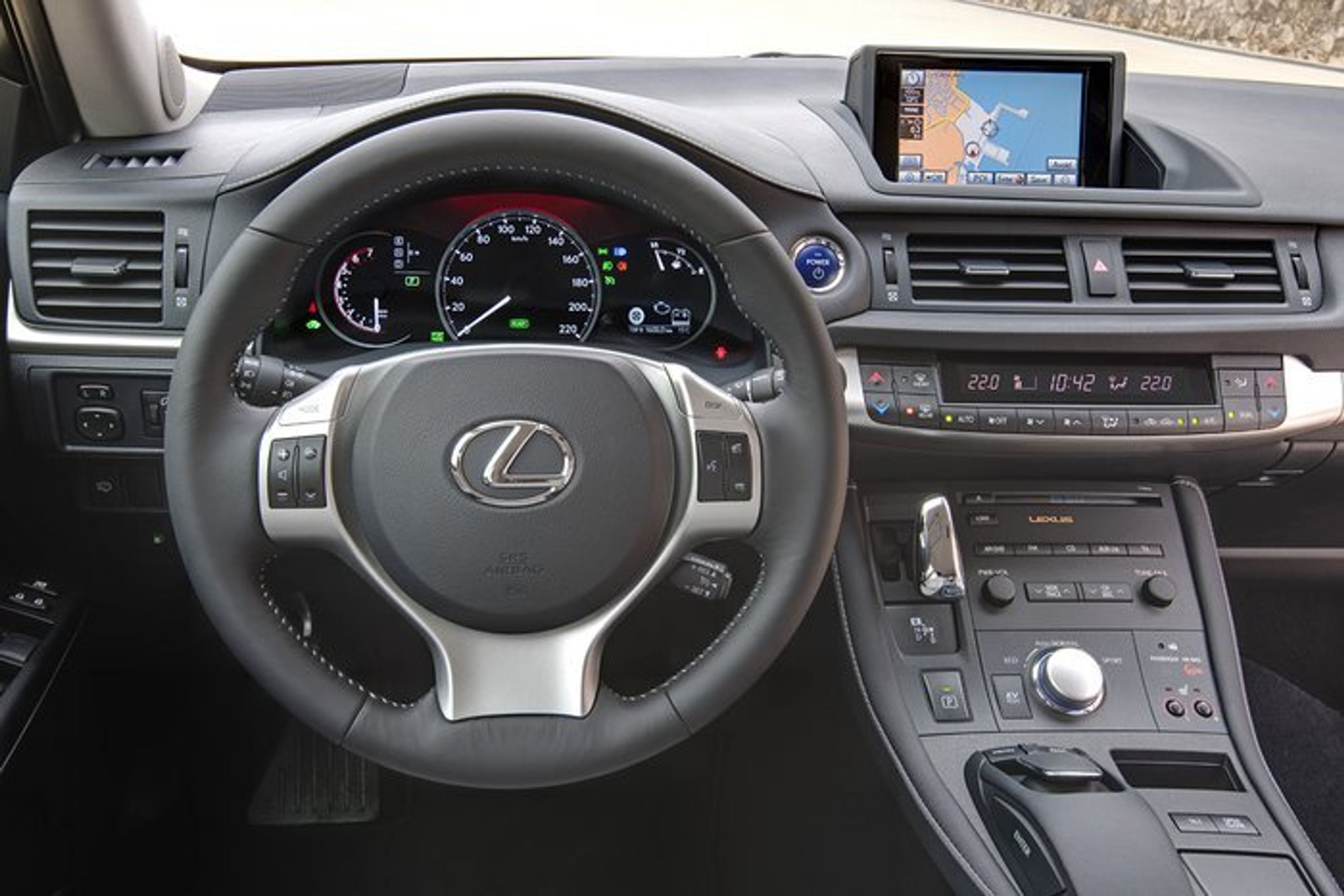 Det trælse trinløse automatgear styres via den lille gearvælger. Der er ingen manuel funktion. Den store drejeknap skifter mellem normal, sparekørsel og sport.