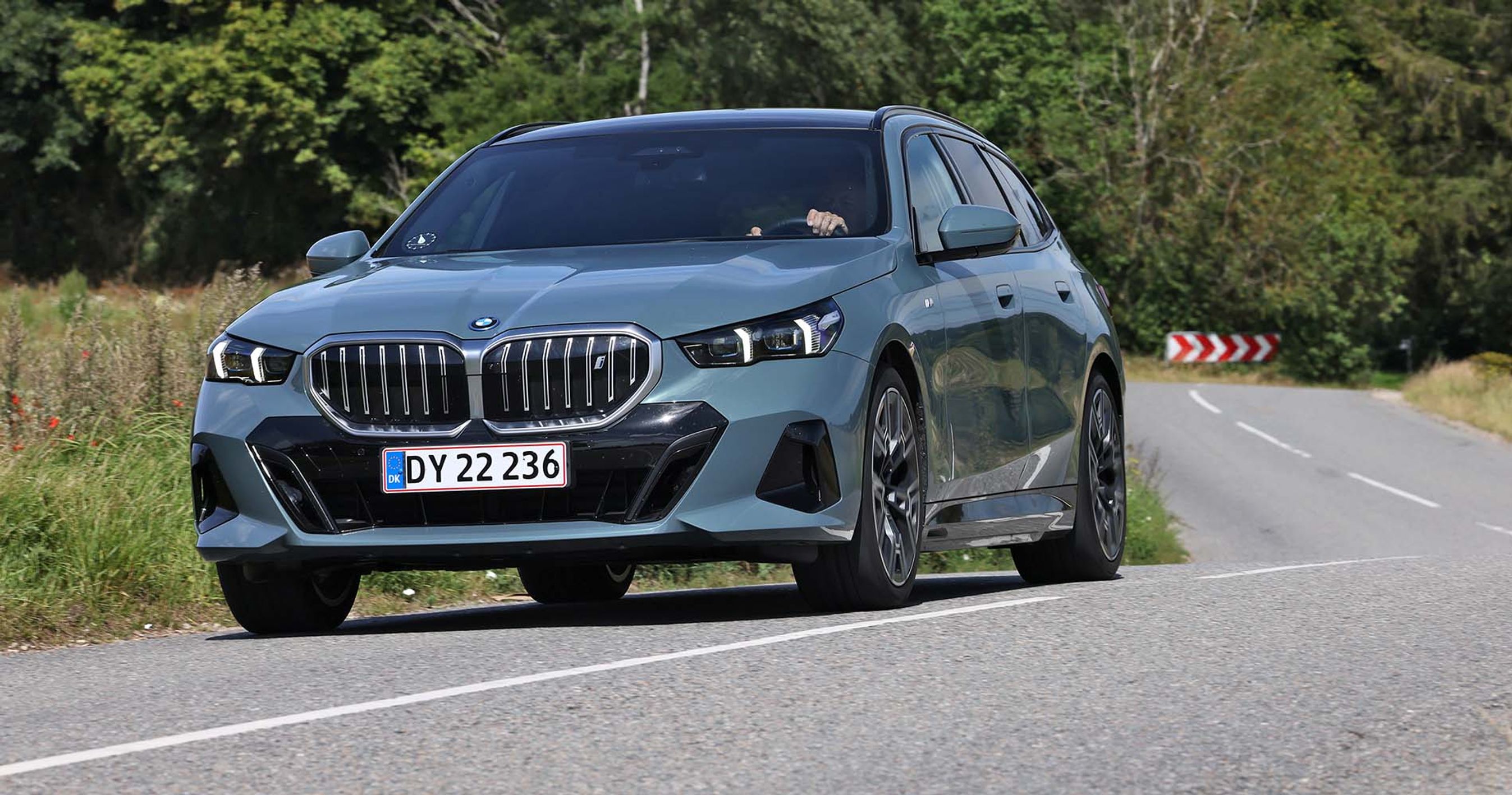 BMW i5 Touring kører på landevej