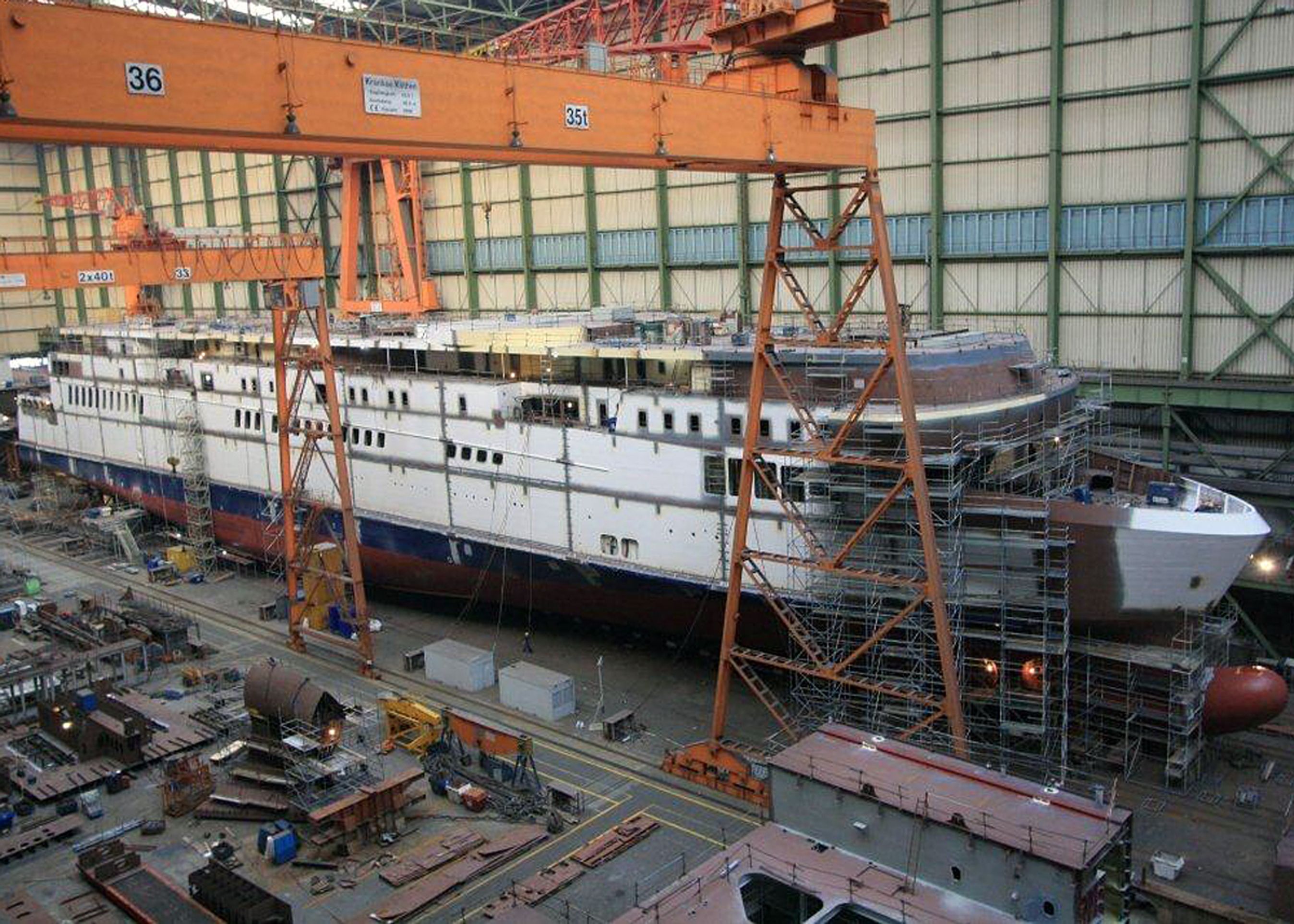 De to nye kæmpefærger bygges på et værft i Stralsund. Scandlines har ikke sagt, hvorfor færgerne nu bliver forsinket i omkring et halvt år.